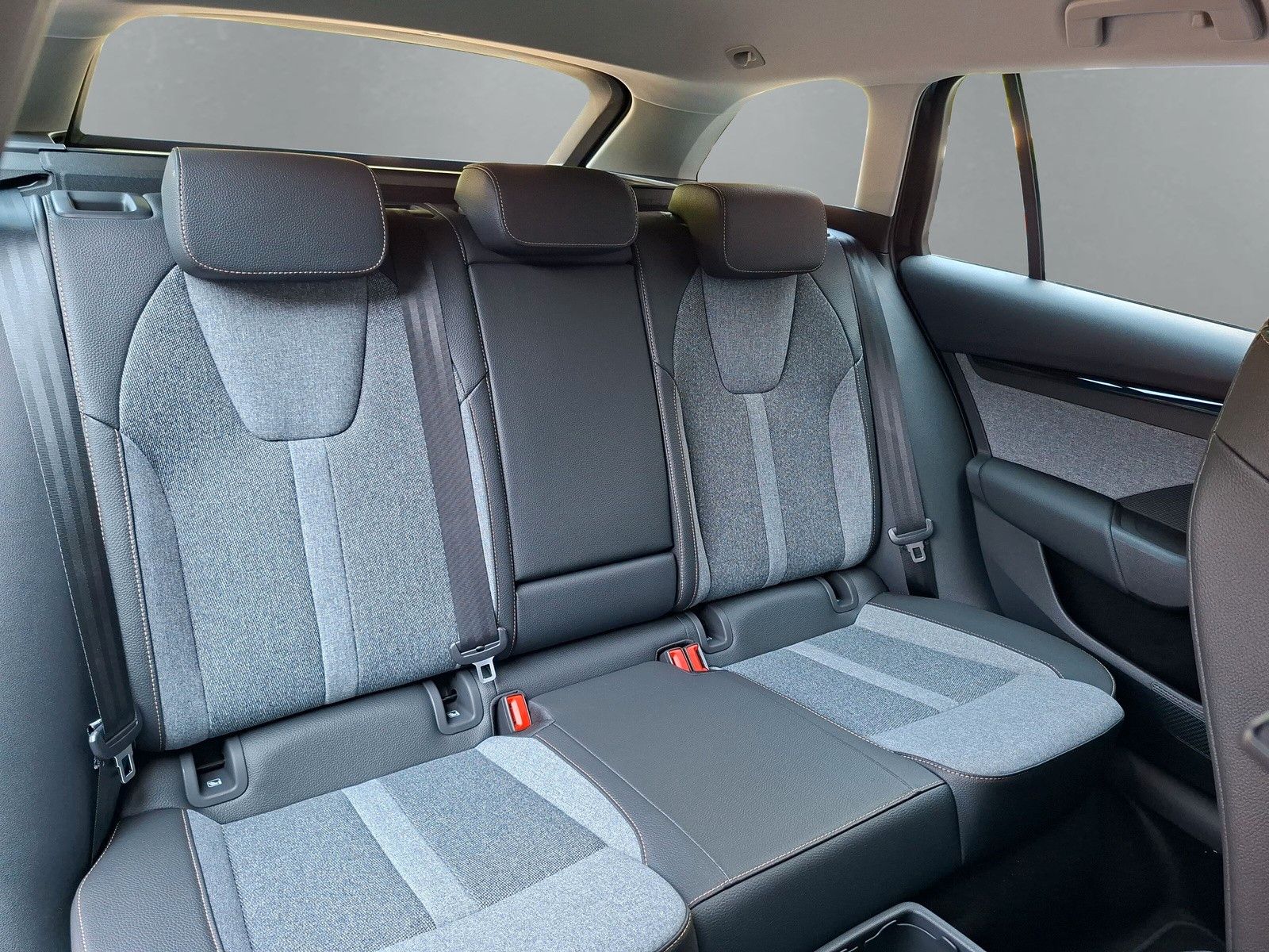 Fahrzeugabbildung SKODA Octavia Combi 2.0 TDI DSG AHK Stdhzg. ACC 5J.Gar