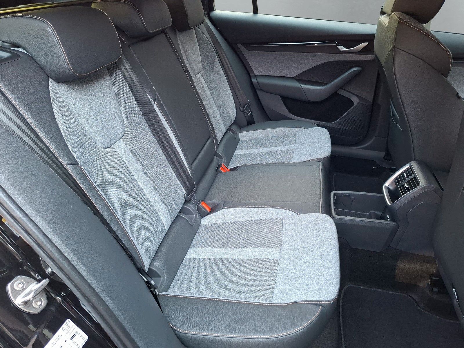 Fahrzeugabbildung SKODA Octavia Combi 2.0 TDI DSG AHK Stdhzg. ACC 5J.Gar