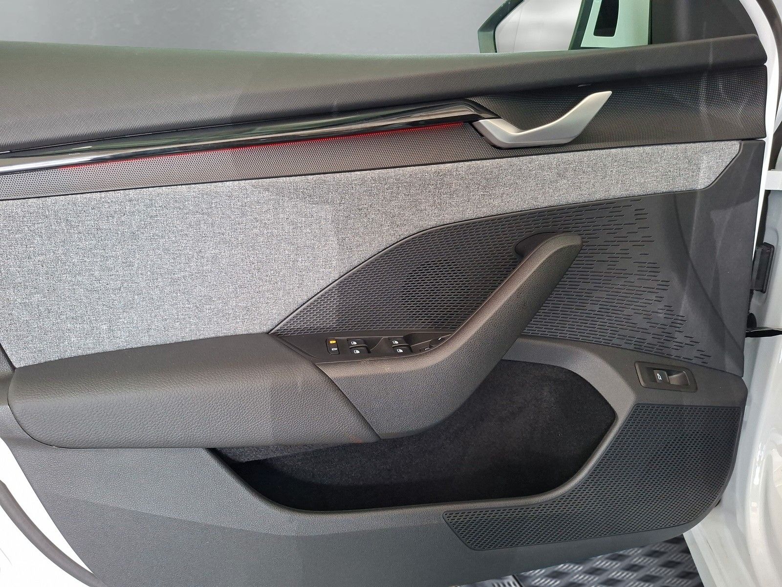 Fahrzeugabbildung SKODA Octavia Combi 2.0 TDI DSG AHK Stdhzg Navi 5J.Gar