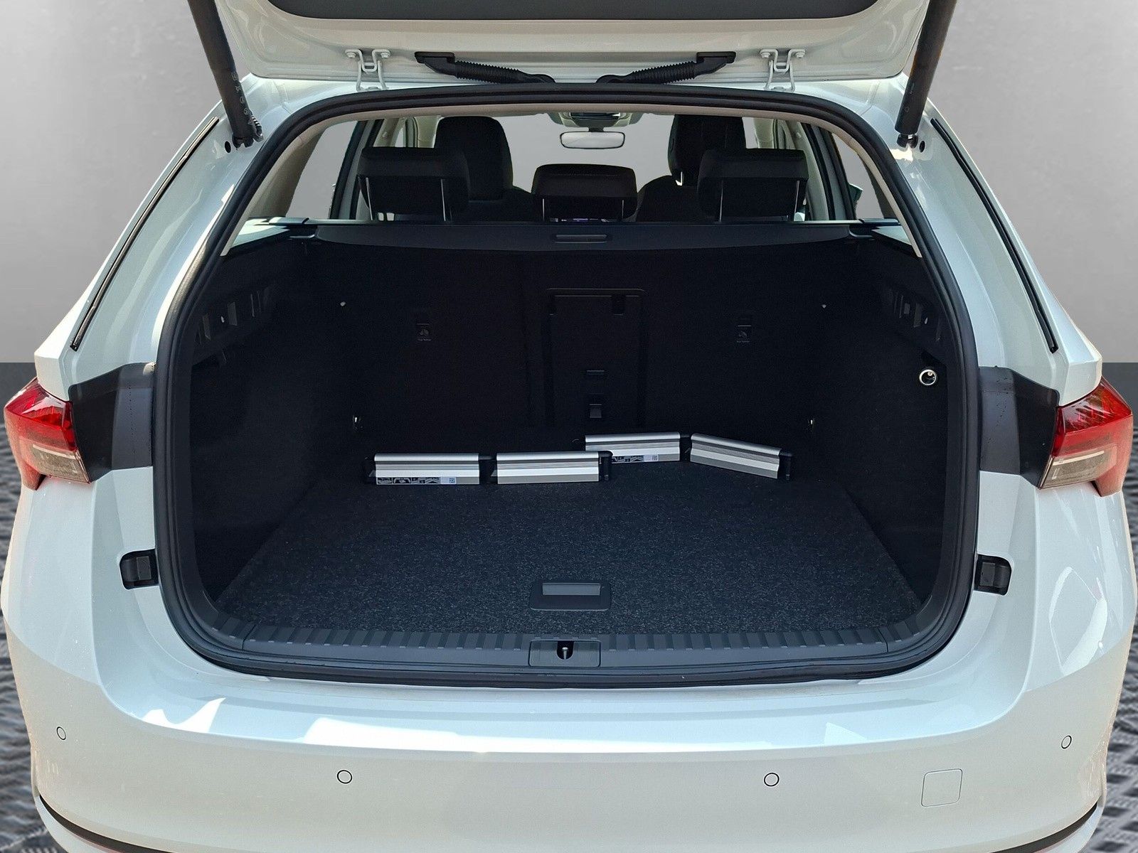 Fahrzeugabbildung SKODA Octavia Combi 2.0 TDI DSG AHK Stdhzg Navi 5J.Gar