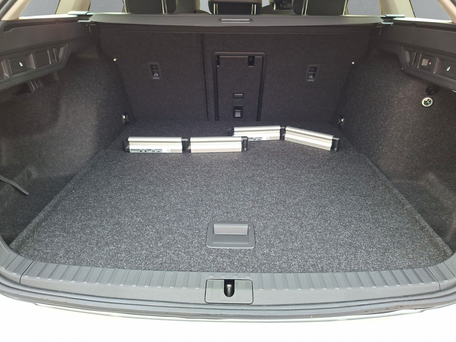 Fahrzeugabbildung SKODA Octavia Combi 2.0 TDI DSG AHK Stdhzg Navi 5J.Gar