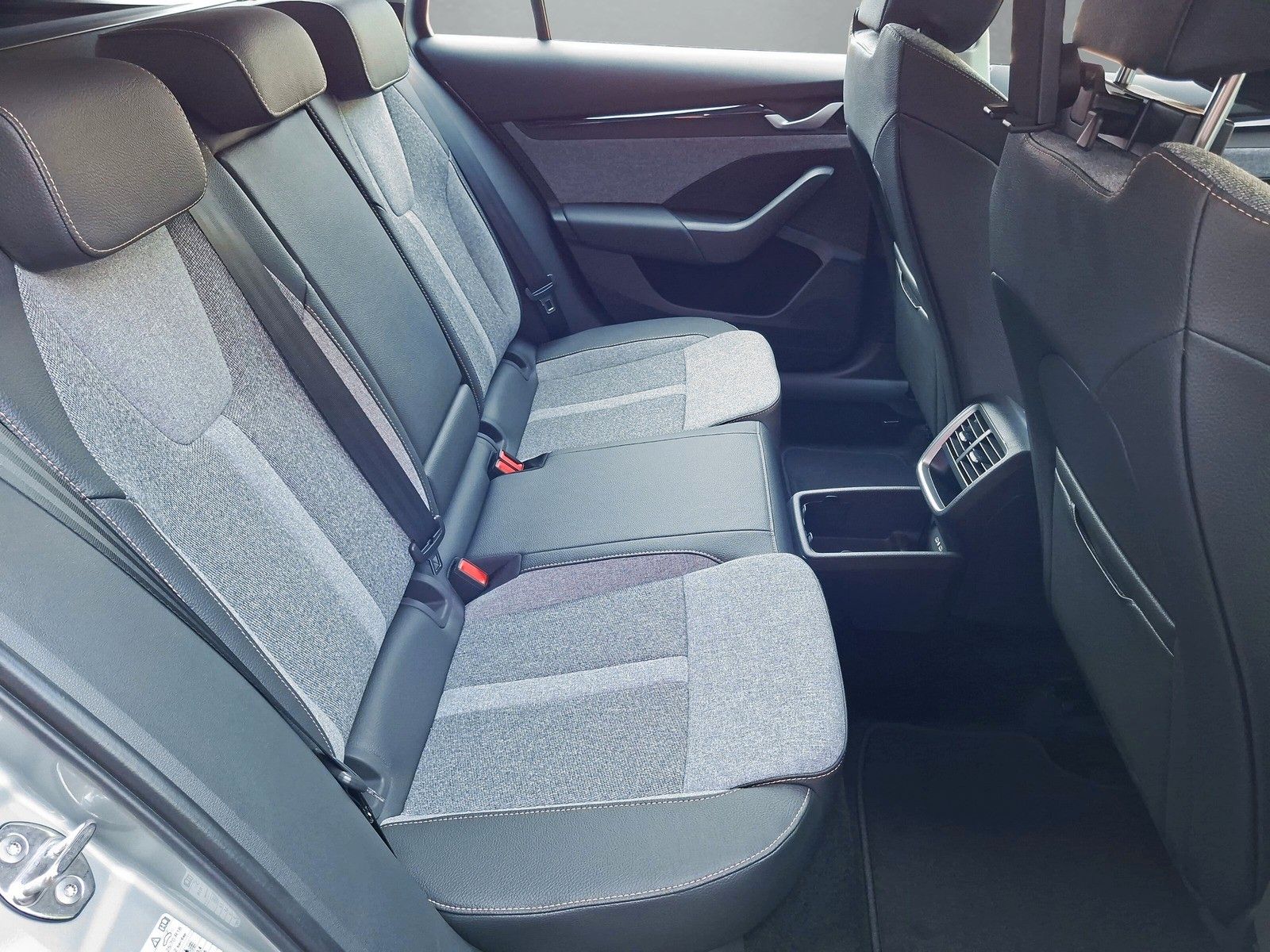 Fahrzeugabbildung SKODA Octavia Combi 2.0 TDI DSG AHK Stdhzg Navi 5J.Gar