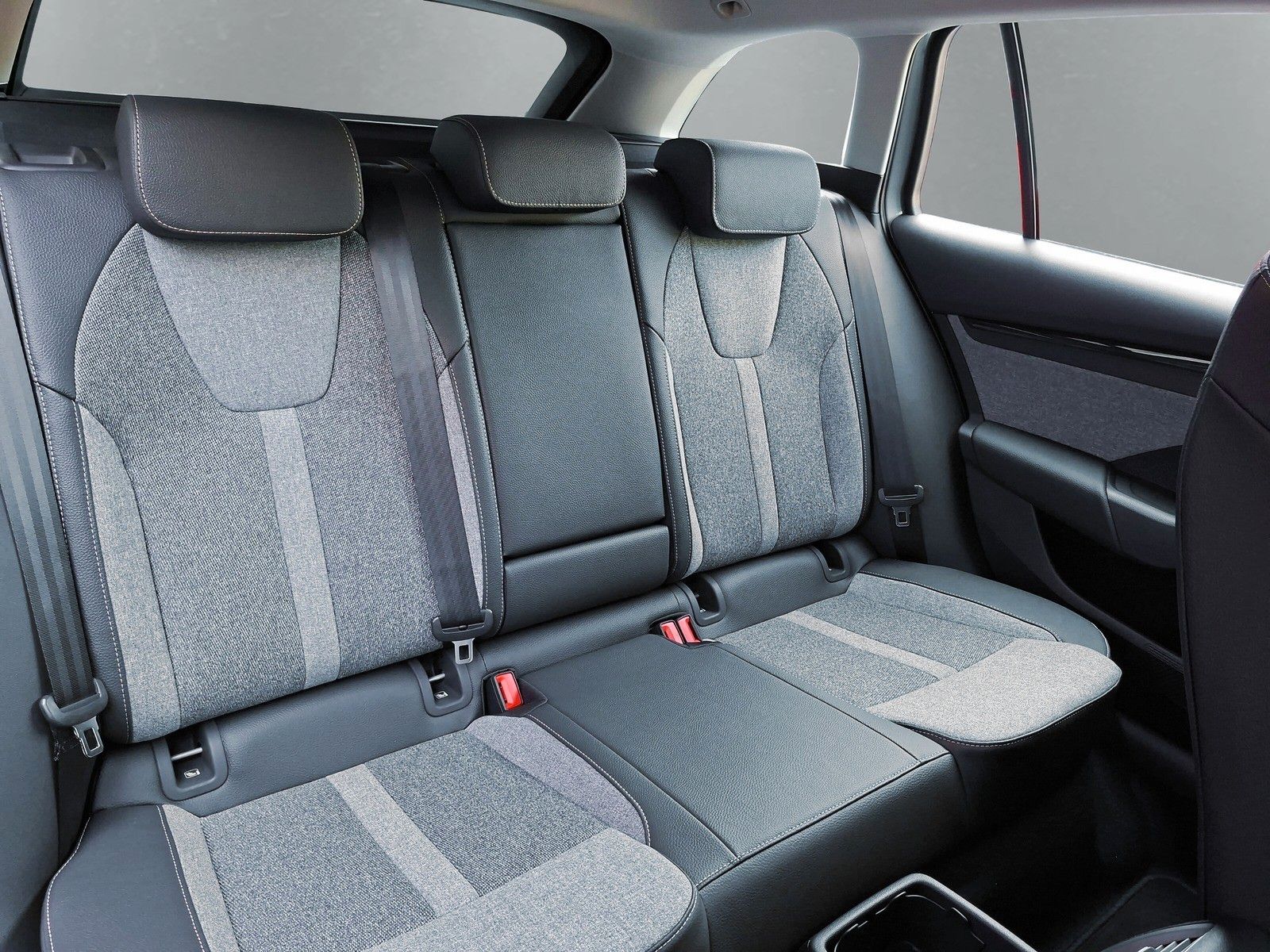 Fahrzeugabbildung SKODA Octavia Combi 2.0 TDI DSG AHK Stdhzg Navi 5J.Gar