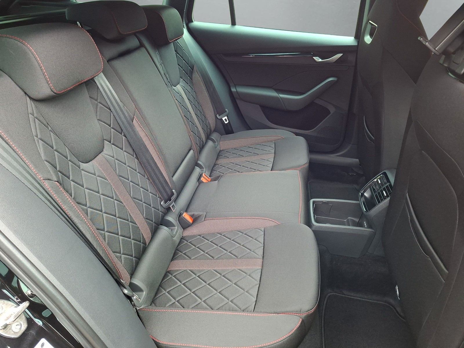 Fahrzeugabbildung SKODA Octavia Combi 2.0TSI RS 360° AHK Pano ACC DCC