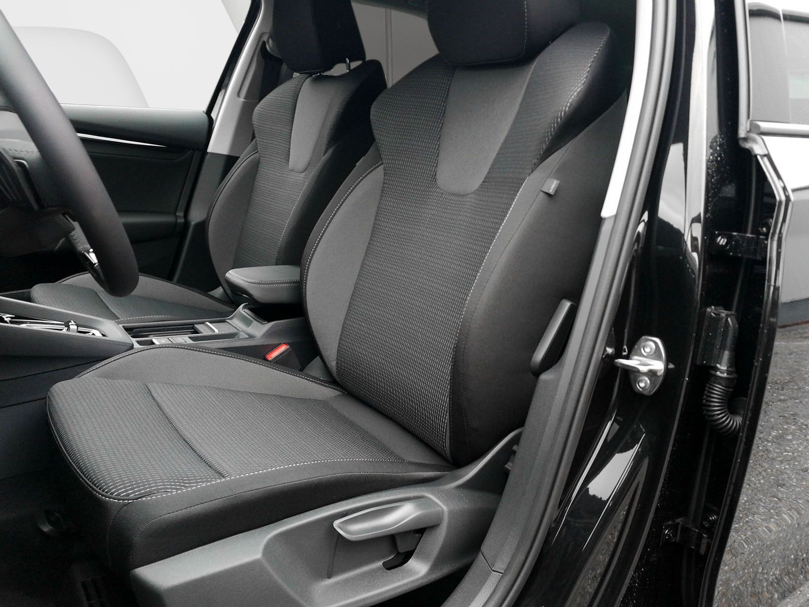 Fahrzeugabbildung SKODA Octavia Combi 1.5TSI eHeck ACC AHK 5J.Gar.Side