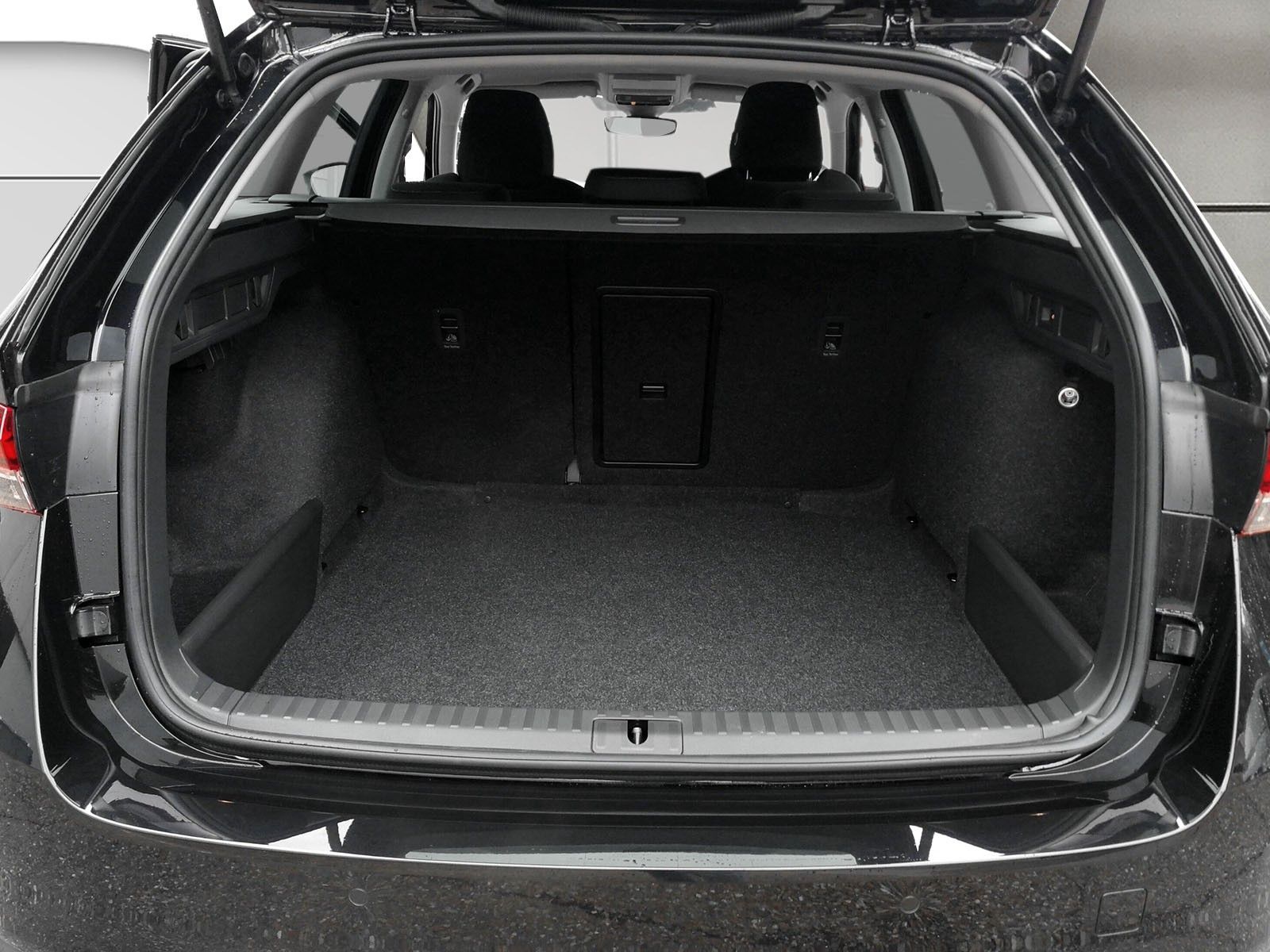 Fahrzeugabbildung SKODA Octavia Combi 1.5TSI eHeck ACC AHK 5J.Gar.Side