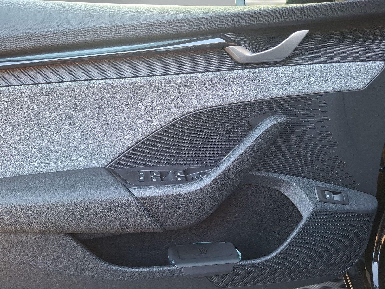 Fahrzeugabbildung SKODA Octavia Combi  1.5TSI eHeck ACC AHK 5J.Gar.Side