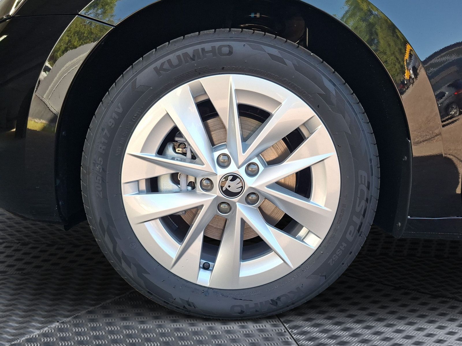 Fahrzeugabbildung SKODA Octavia Combi  1.5TSI eHeck ACC AHK 5J.Gar.Side