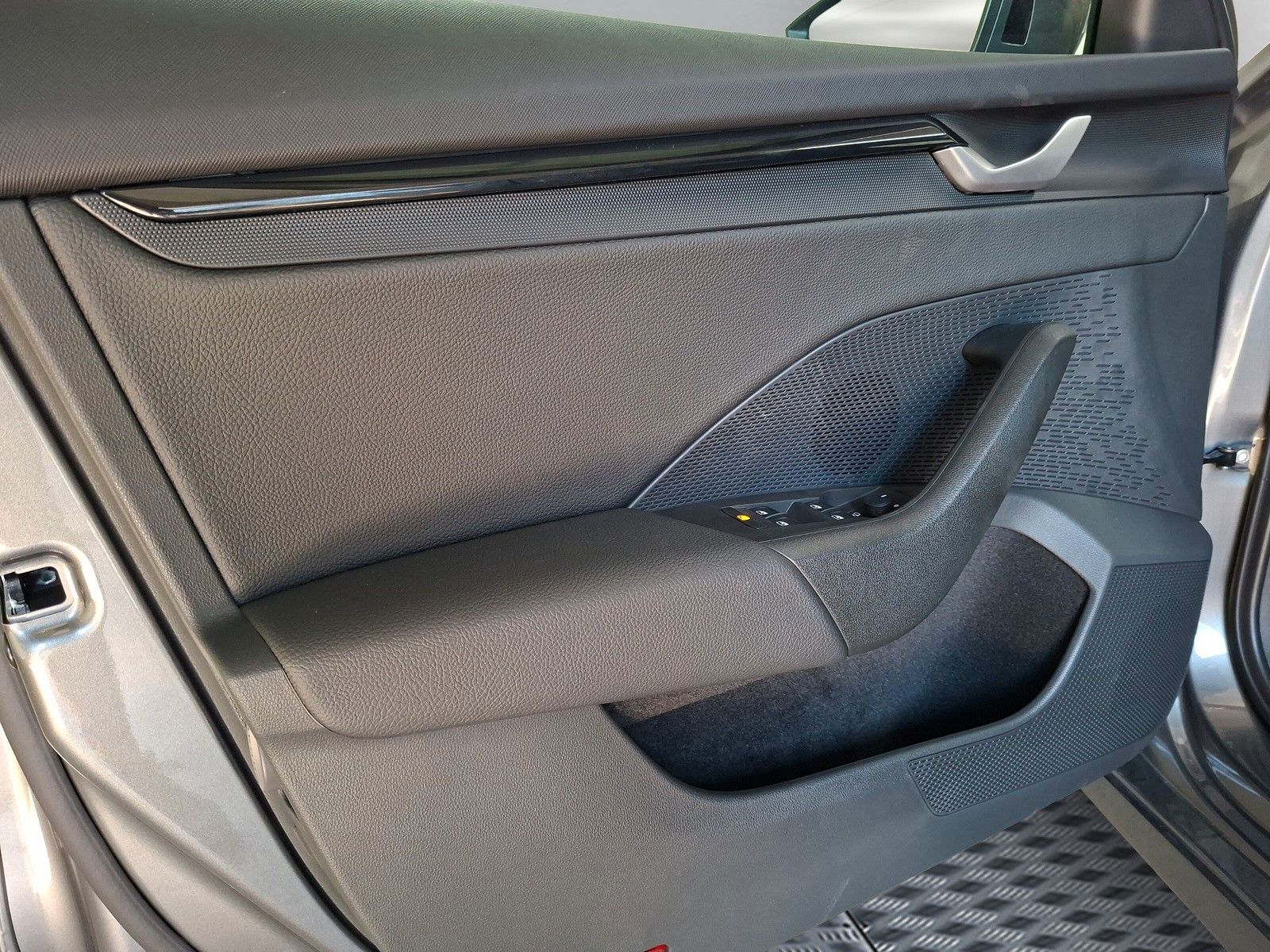 Fahrzeugabbildung SKODA Octavia Combi  1.5TSI eHeck ACC AHK 5J.Gar.Side