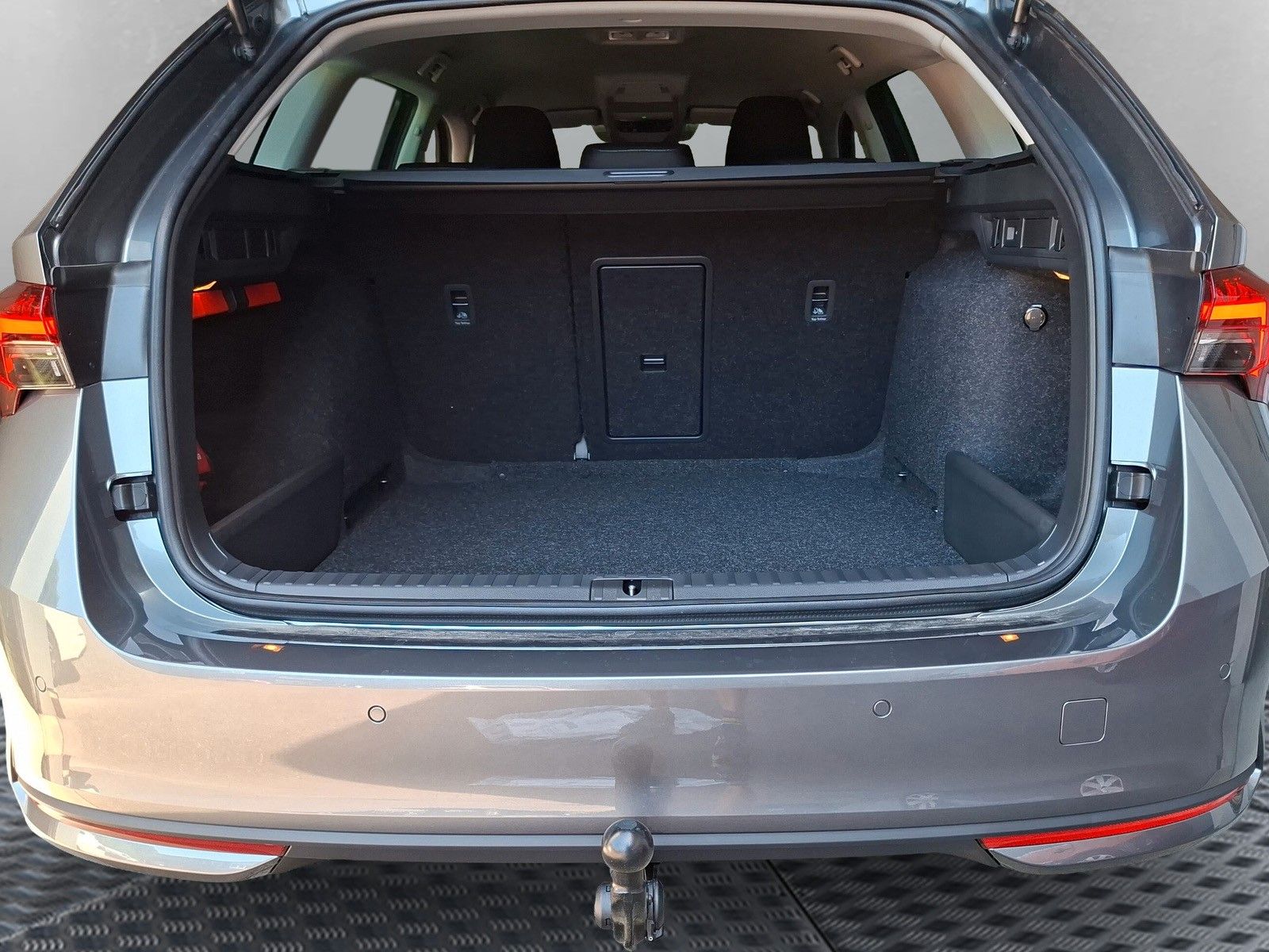 Fahrzeugabbildung SKODA Octavia Combi  1.5TSI eHeck ACC AHK 5J.Gar.Side