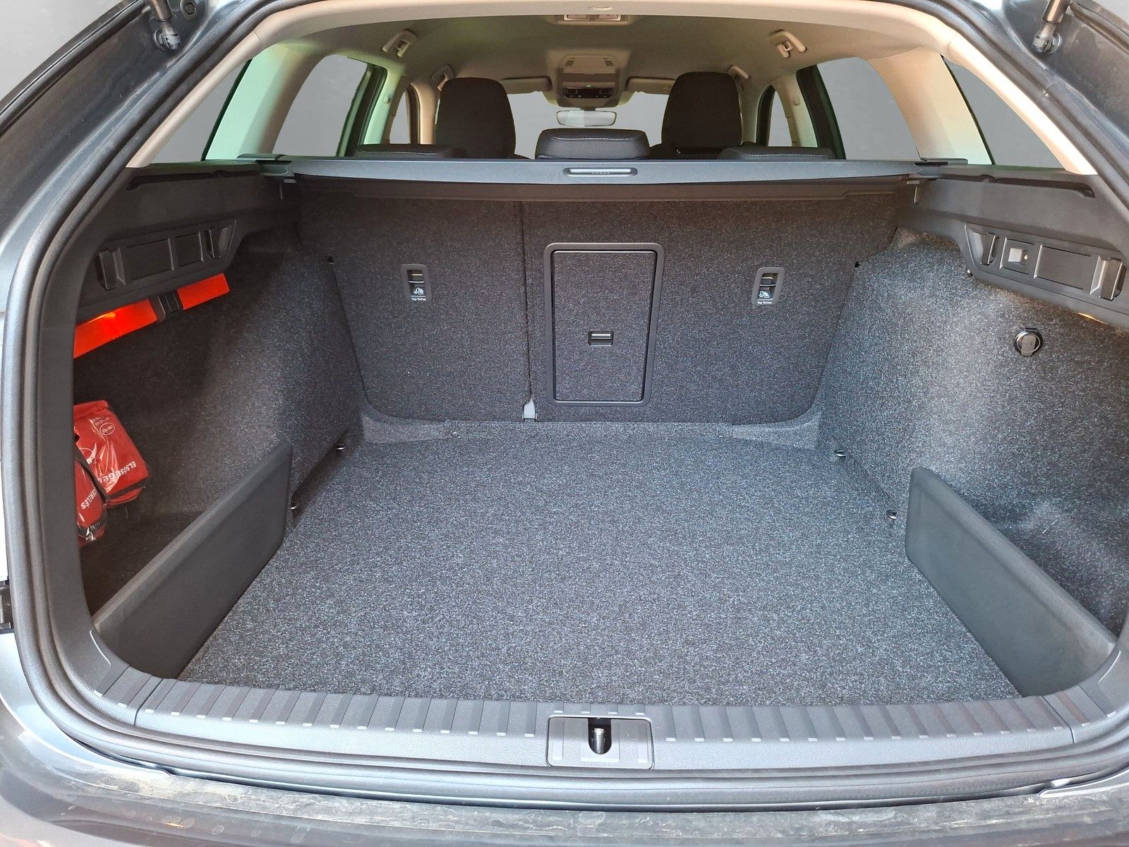 Fahrzeugabbildung SKODA Octavia Combi  1.5TSI eHeck ACC AHK 5J.Gar.Side