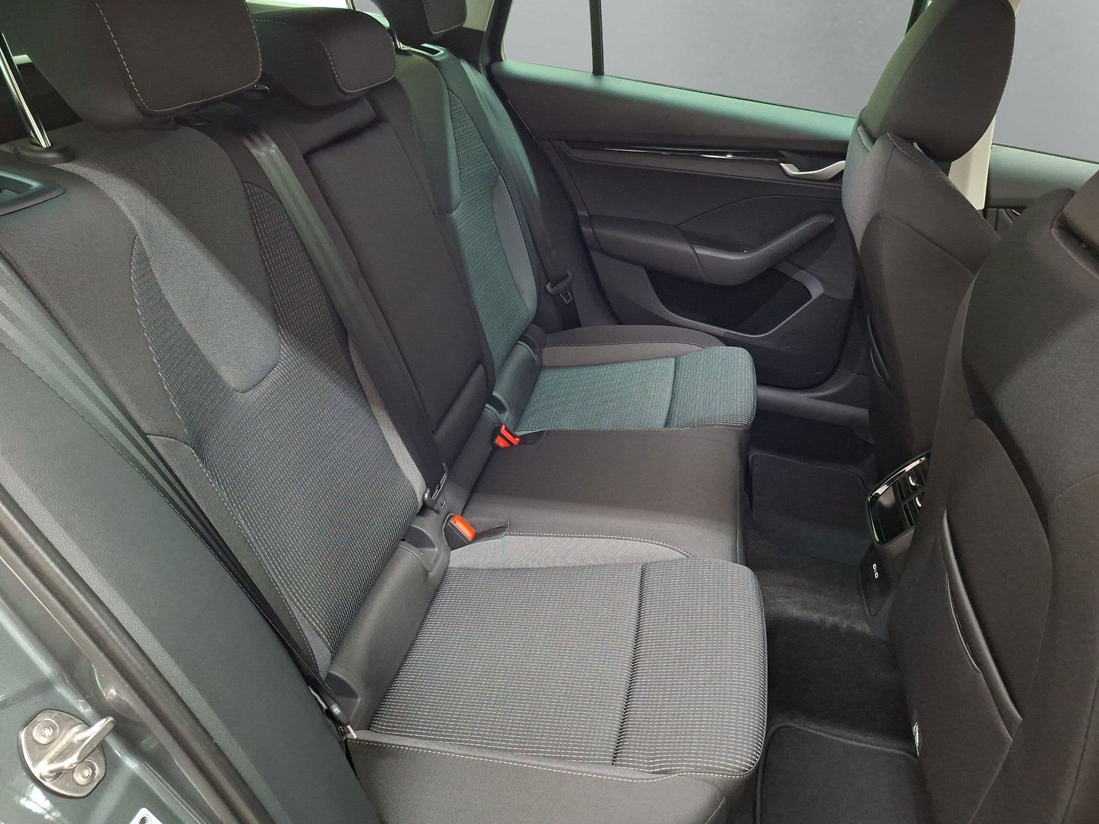 Fahrzeugabbildung SKODA Octavia Combi  1.5TSI eHeck ACC AHK 5J.Gar.Side