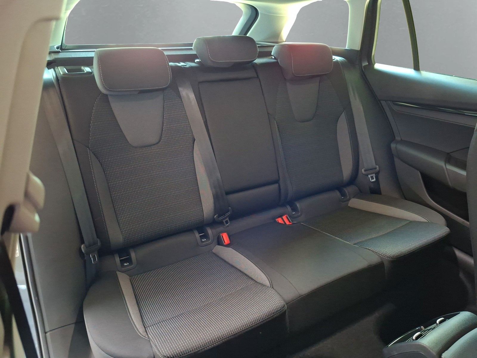 Fahrzeugabbildung SKODA Octavia Combi  1.5TSI eHeck ACC AHK 5J.Gar.Side
