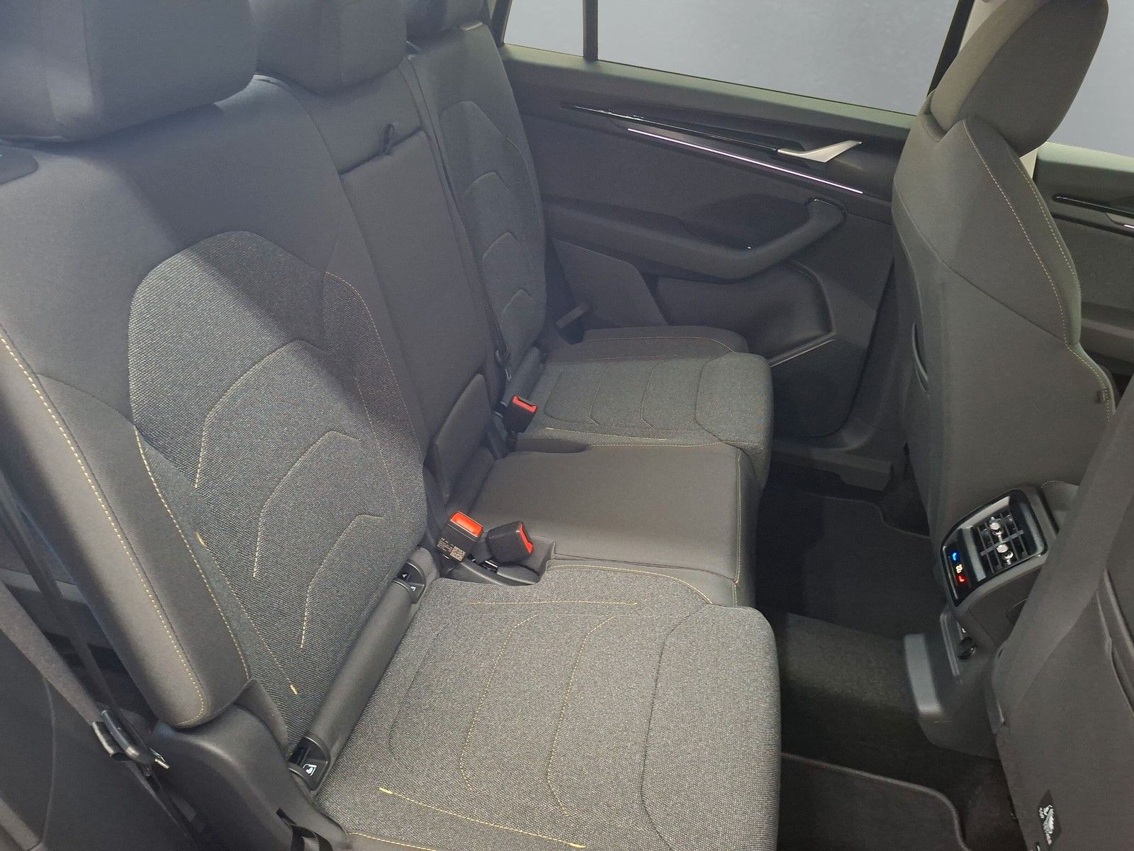 Fahrzeugabbildung SKODA Kodiaq Selection 1.5TSI m-HEV 7S.Pano AHK 19"