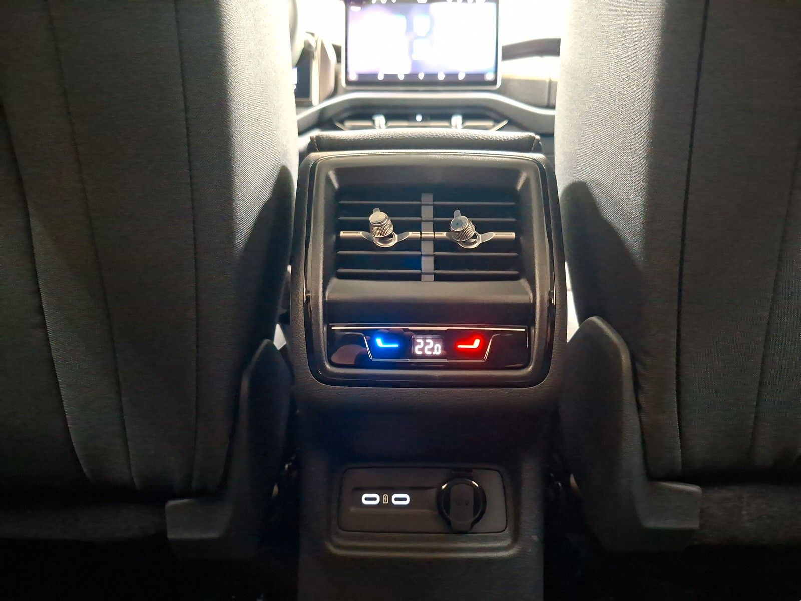 Fahrzeugabbildung SKODA Kodiaq Selection 1.5TSI m-HEV 7S.Pano AHK 19"