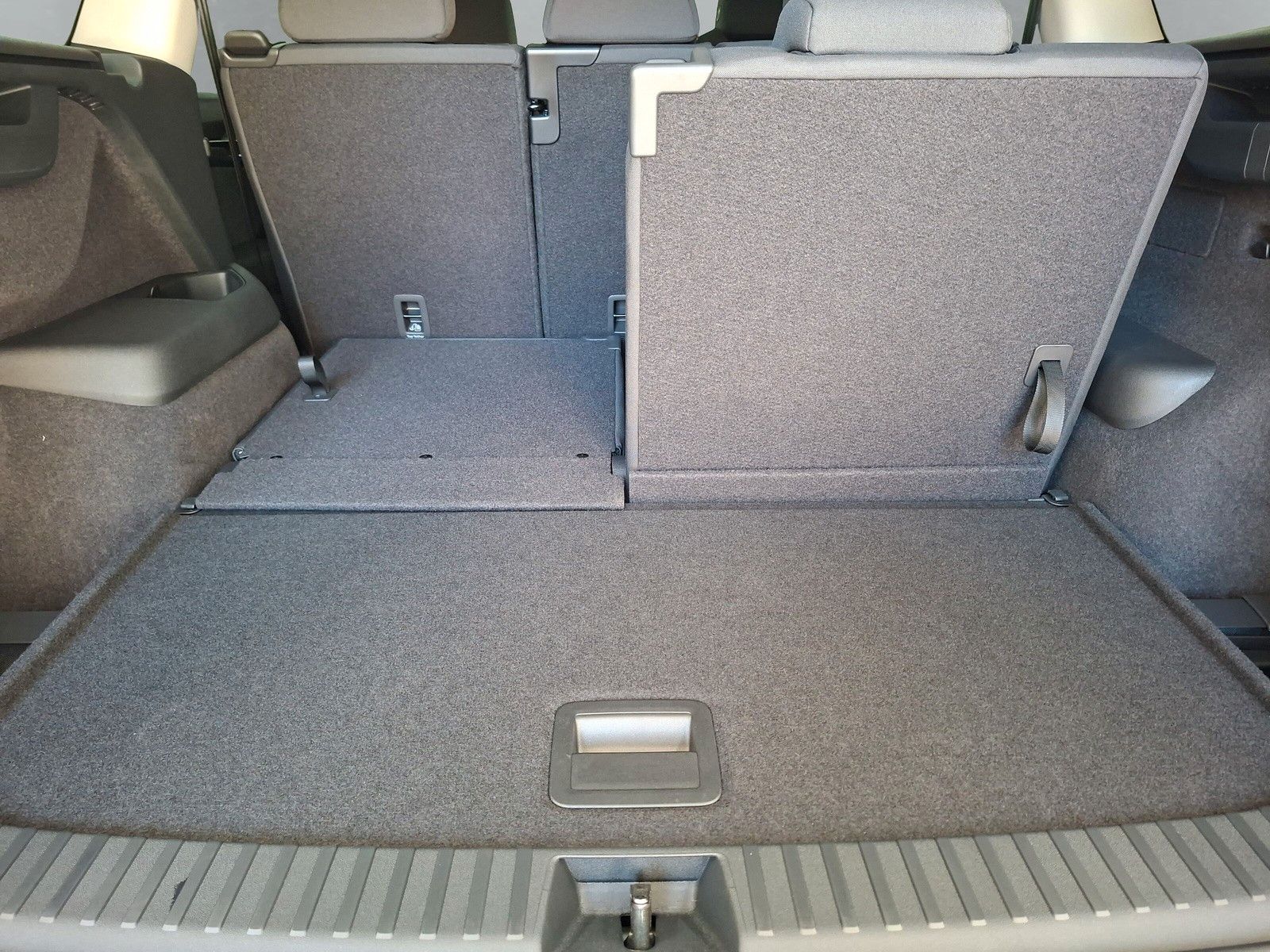 Fahrzeugabbildung SKODA Kodiaq Selection 1.5TSI m-HEV 7S.Pano AHK 19"