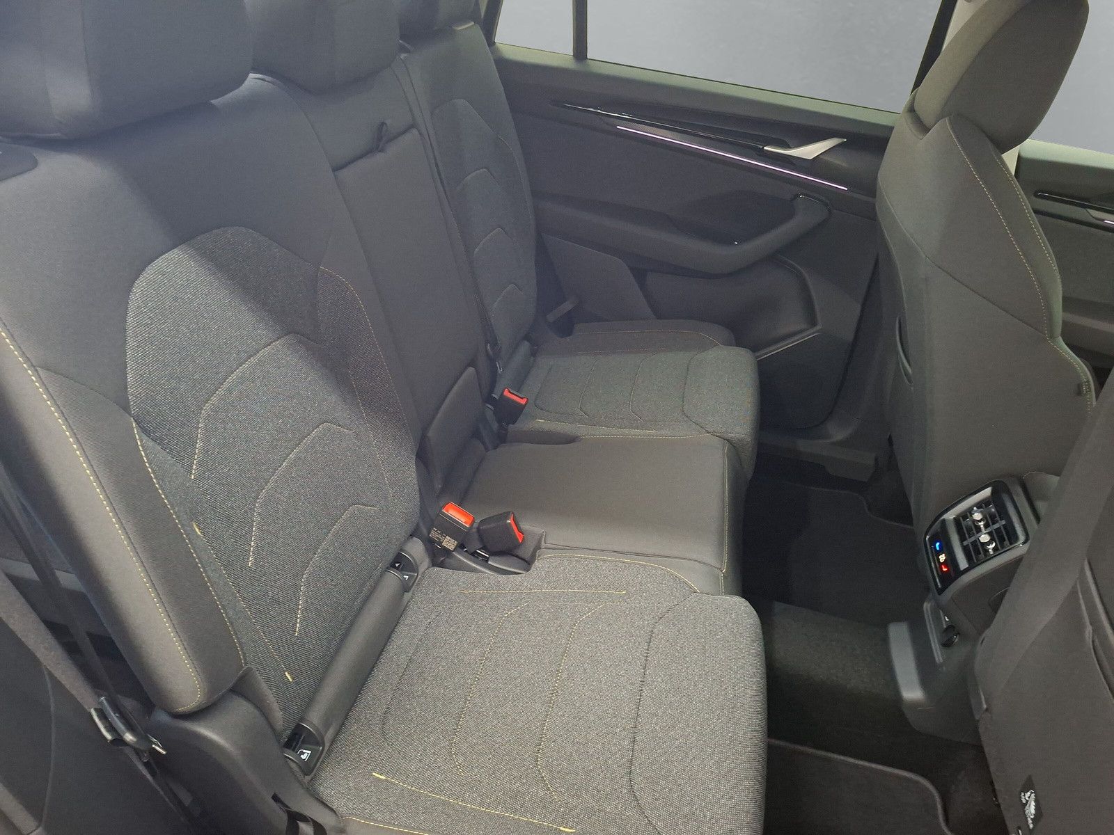 Fahrzeugabbildung SKODA Kodiaq Selection 1.5TSI m-HEV 7S.Pano AHK 19"