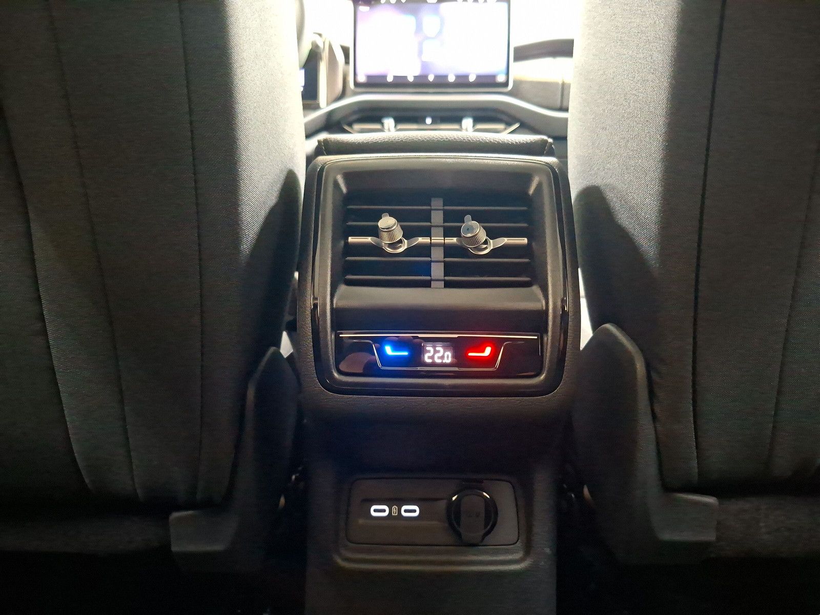 Fahrzeugabbildung SKODA Kodiaq Selection 1.5TSI m-HEV 7S.Pano AHK 19"