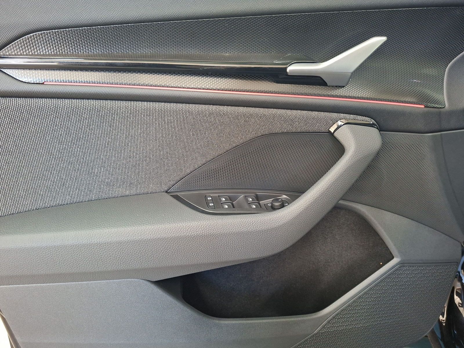 Fahrzeugabbildung SKODA Kodiaq Selection 1.5TSI m-HEV 7S.Pano AHK 19"