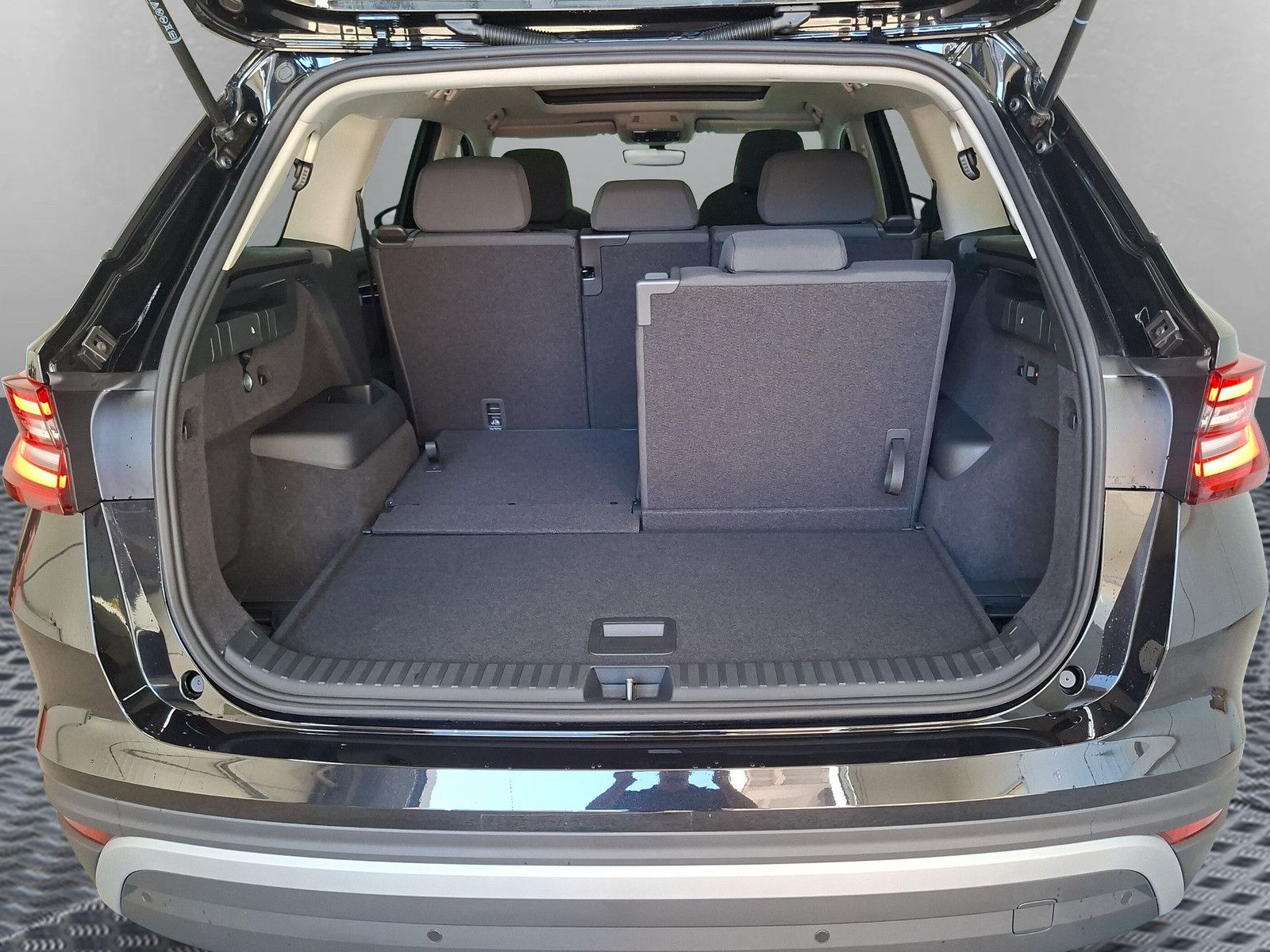 Fahrzeugabbildung SKODA Kodiaq Selection 1.5TSI m-HEV 7S.Pano AHK 19"