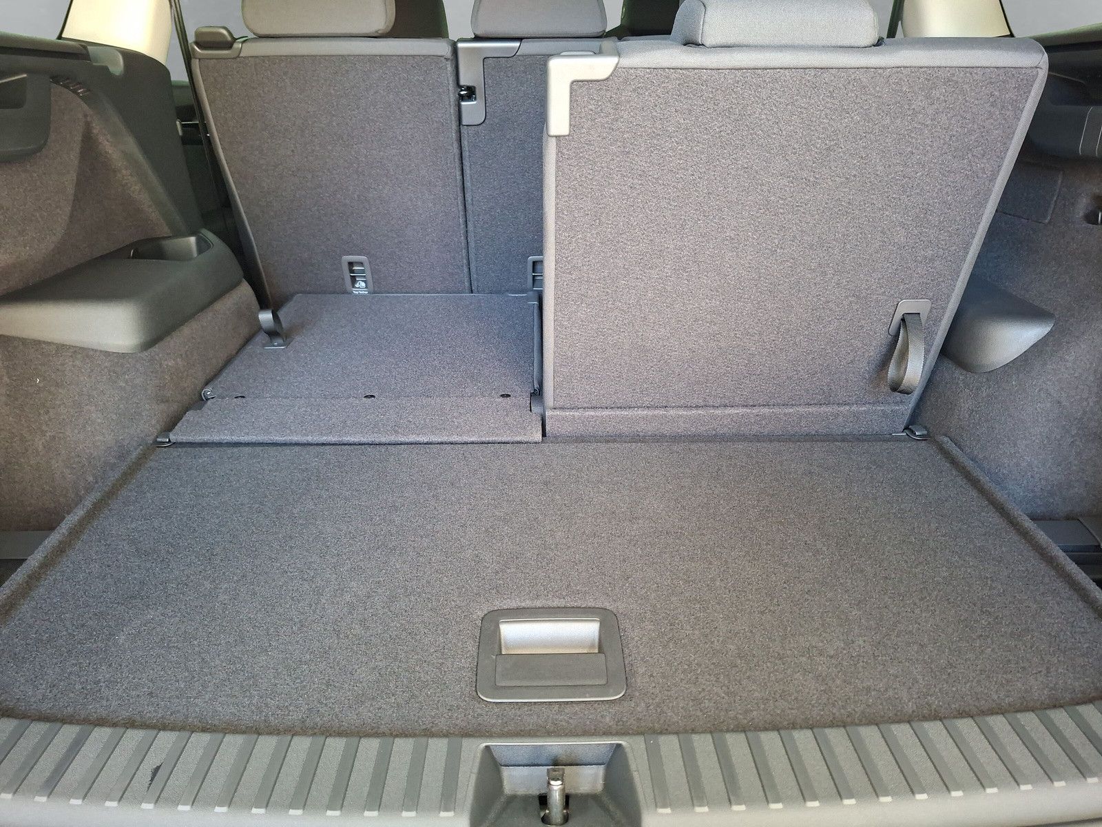 Fahrzeugabbildung SKODA Kodiaq Selection 1.5TSI m-HEV 7S.Pano AHK 19"