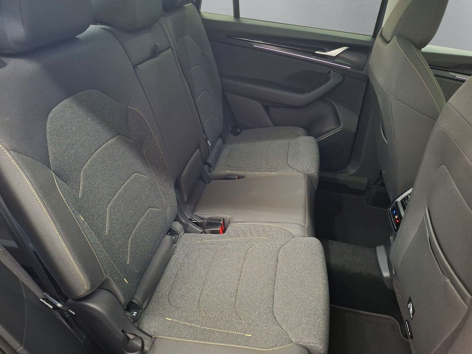 Fahrzeugabbildung SKODA Kodiaq Selection 1.5TSI m-HEV 7S.Pano AHK 19"