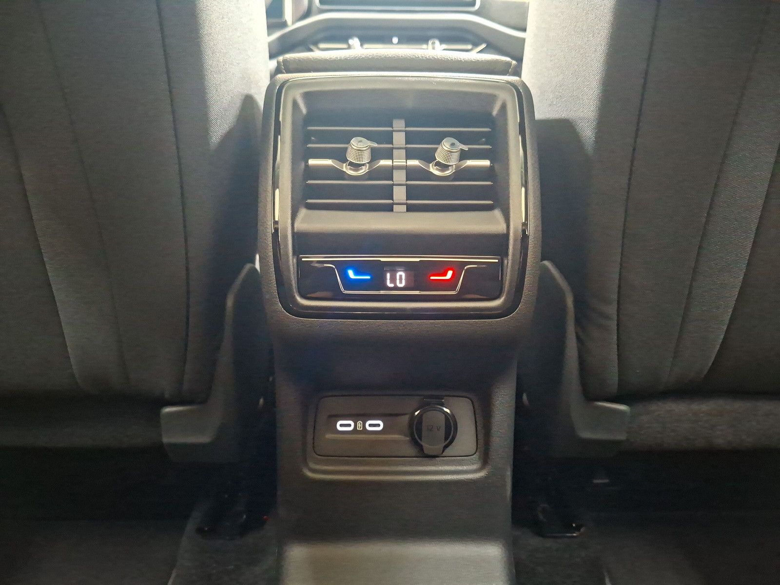 Fahrzeugabbildung SKODA Kodiaq Selection 1.5TSI m-HEV 7S.Pano AHK 19"