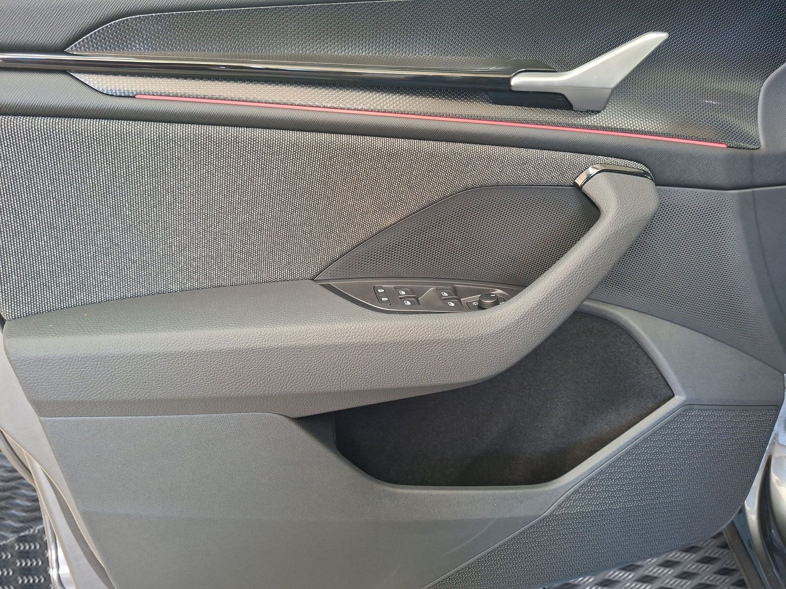 Fahrzeugabbildung SKODA Kodiaq Selection 1.5TSI m-HEV 7S.Pano AHK 19"