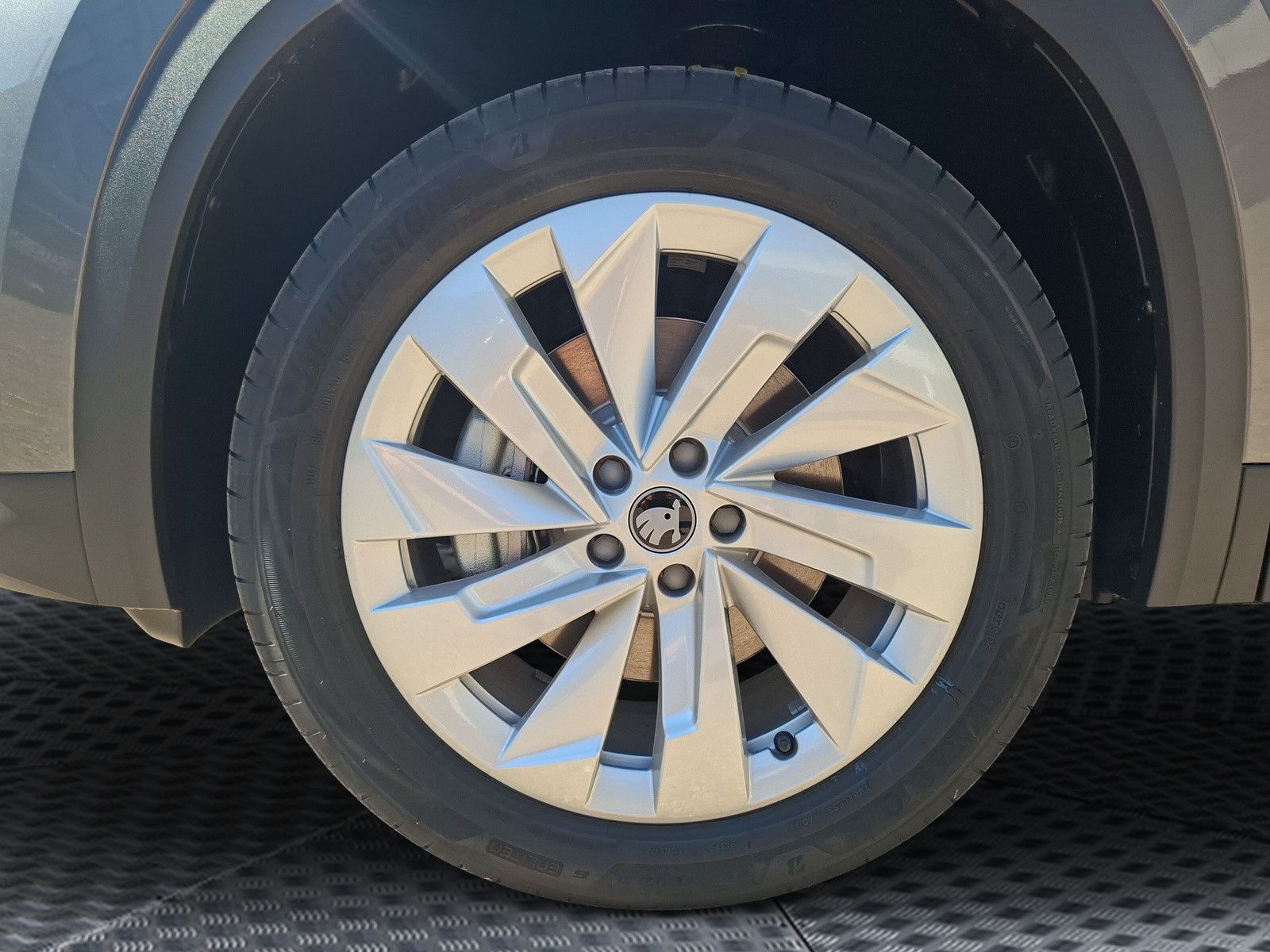 Fahrzeugabbildung SKODA Kodiaq Selection 1.5TSI m-HEV 7S.Pano AHK 19"