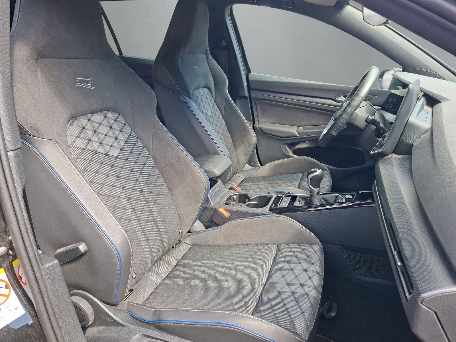 Fahrzeugabbildung Volkswagen Golf VIII Variant 1.5 TSI R-Line ACC Rf.kamera