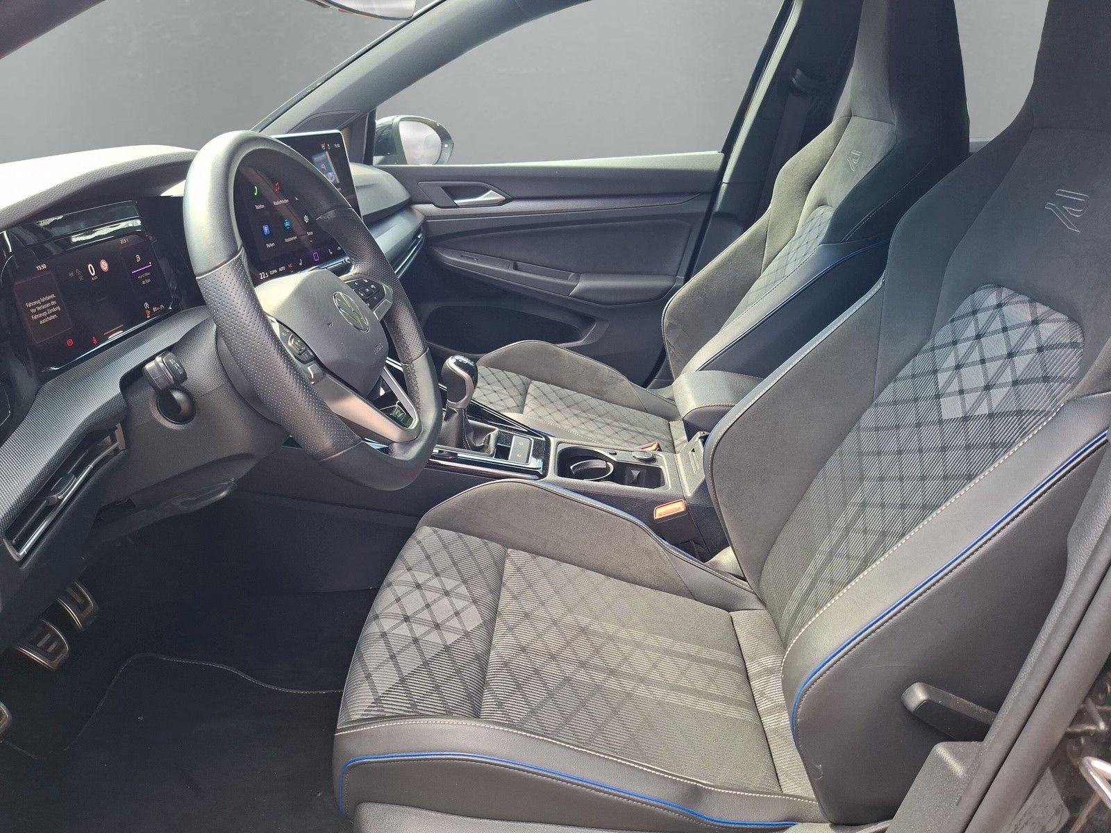 Fahrzeugabbildung Volkswagen Golf VIII Variant 1.5 TSI R-Line ACC Rf.kamera