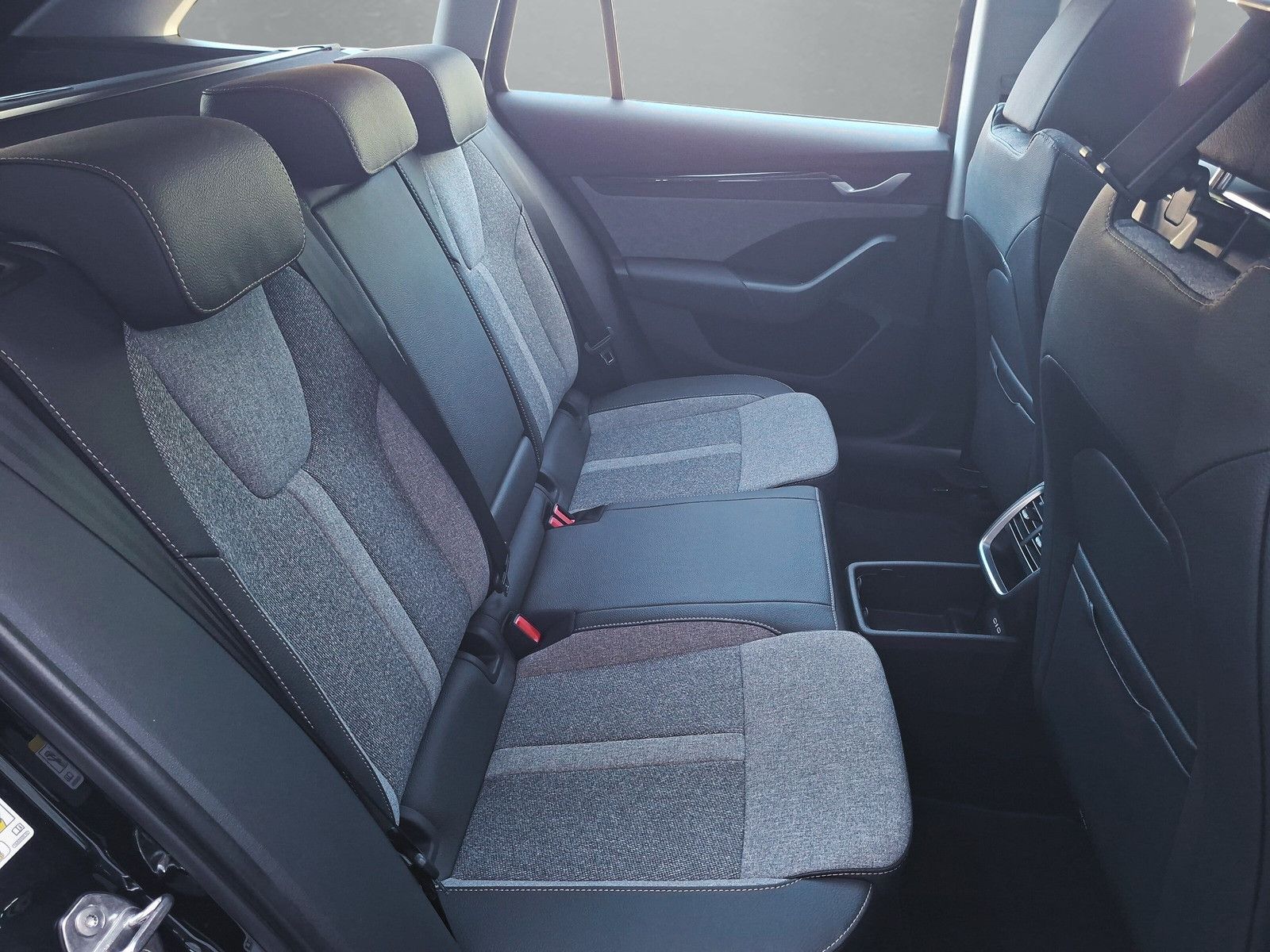 Fahrzeugabbildung SKODA Octavia Combi 1.5TSI eHeck ACC AHK 5J.Gar.Side