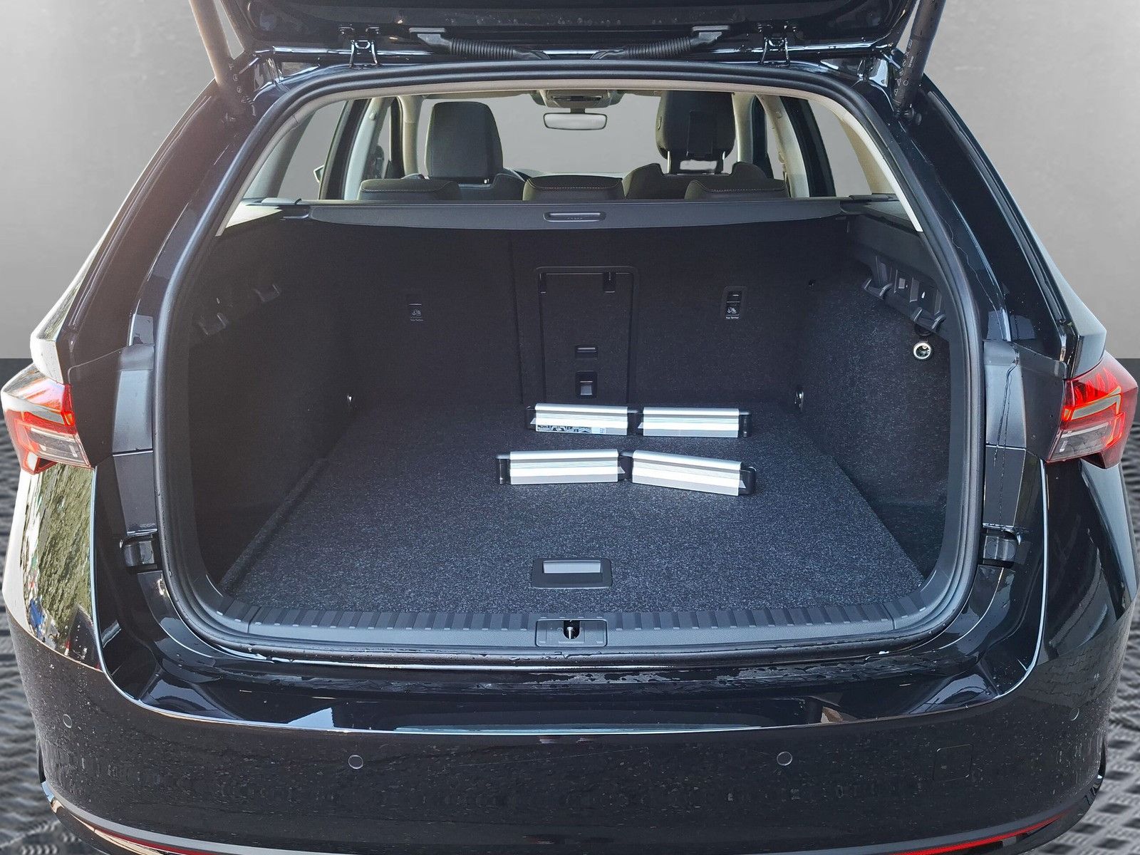 Fahrzeugabbildung SKODA Octavia Combi  1.5TSI eHeck ACC AHK 5J.Gar.Side