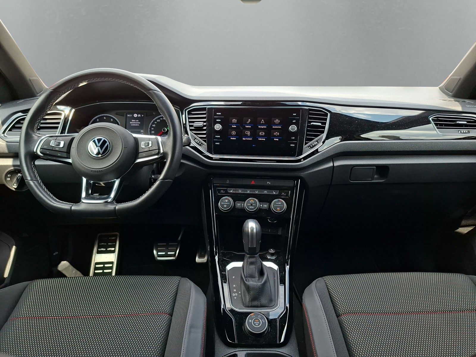 Fahrzeugabbildung Volkswagen T-Roc Sport 2.0 TSI 4M 19" AHK Navi Pano