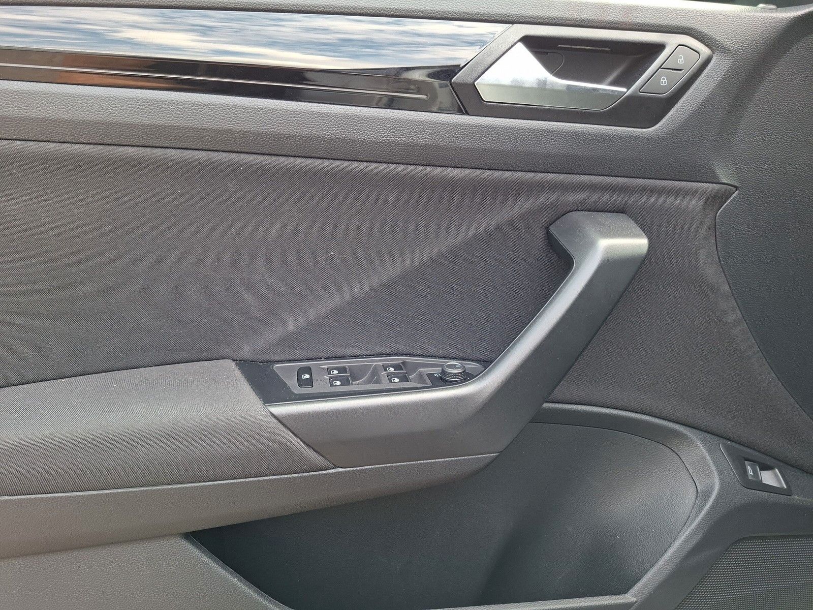 Fahrzeugabbildung Volkswagen T-Roc Sport 2.0 TSI 4M 19" AHK Navi Pano