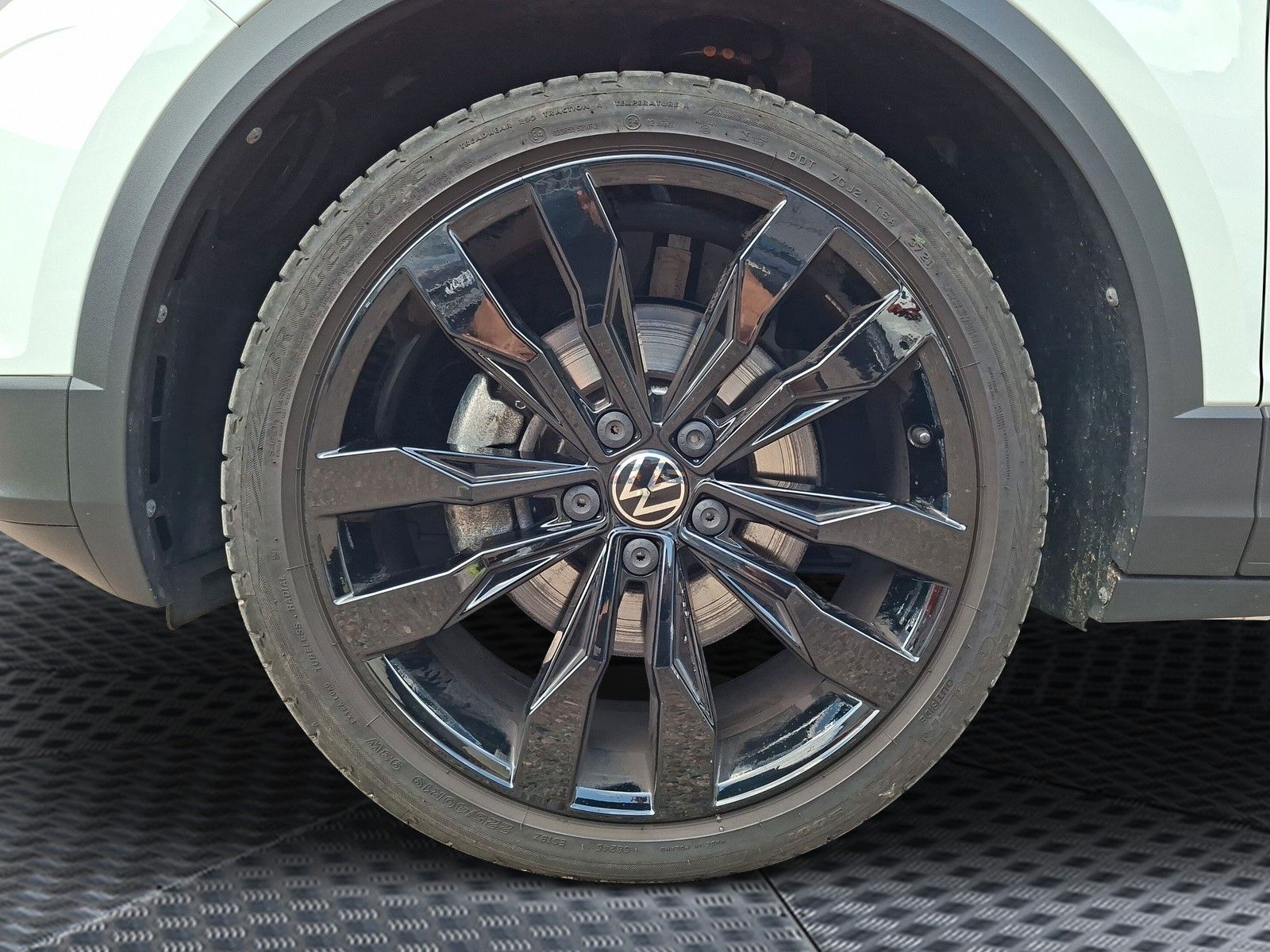 Fahrzeugabbildung Volkswagen T-Roc Sport 2.0 TSI 4M 19" AHK Navi Pano