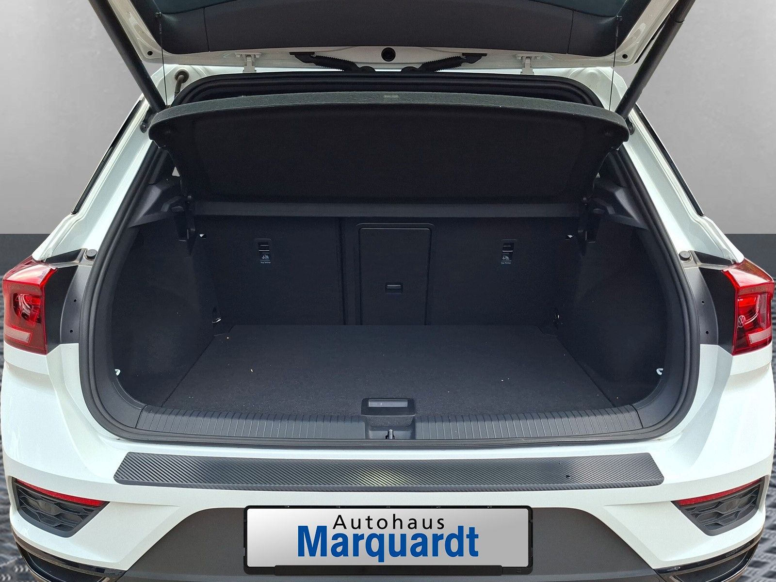Fahrzeugabbildung Volkswagen T-Roc Sport 2.0 TSI 4M 19" AHK Navi Pano