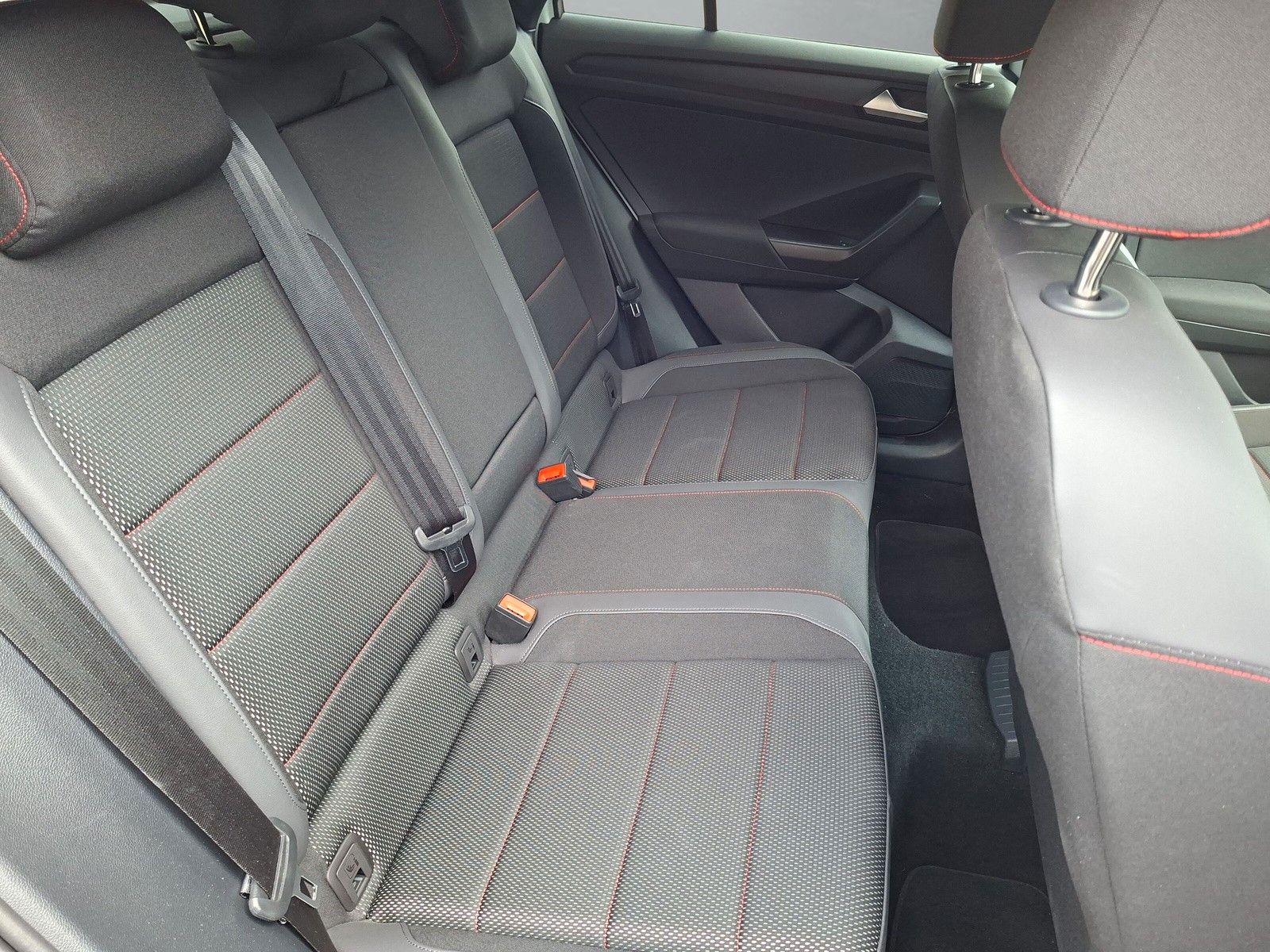 Fahrzeugabbildung Volkswagen T-Roc Sport 2.0 TSI 4M 19" AHK Navi Pano
