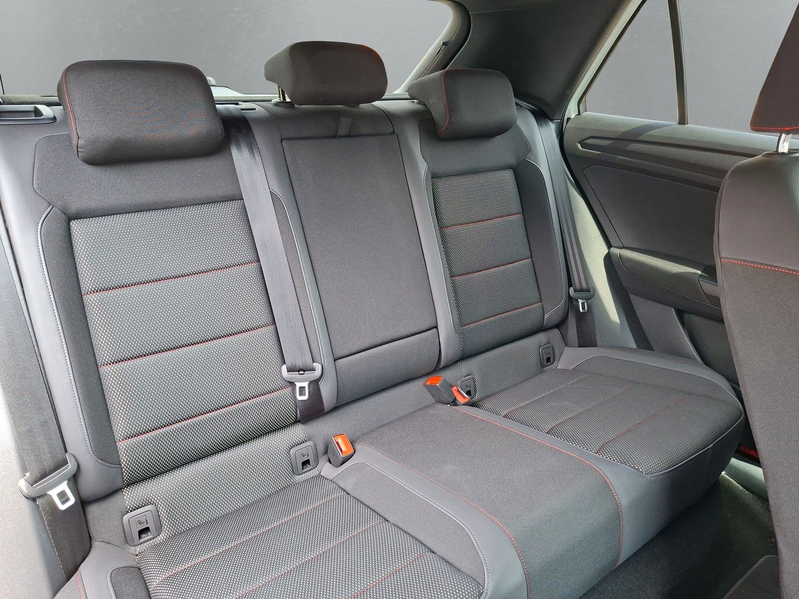 Fahrzeugabbildung Volkswagen T-Roc Sport 2.0 TSI 4M 19" AHK Navi Pano