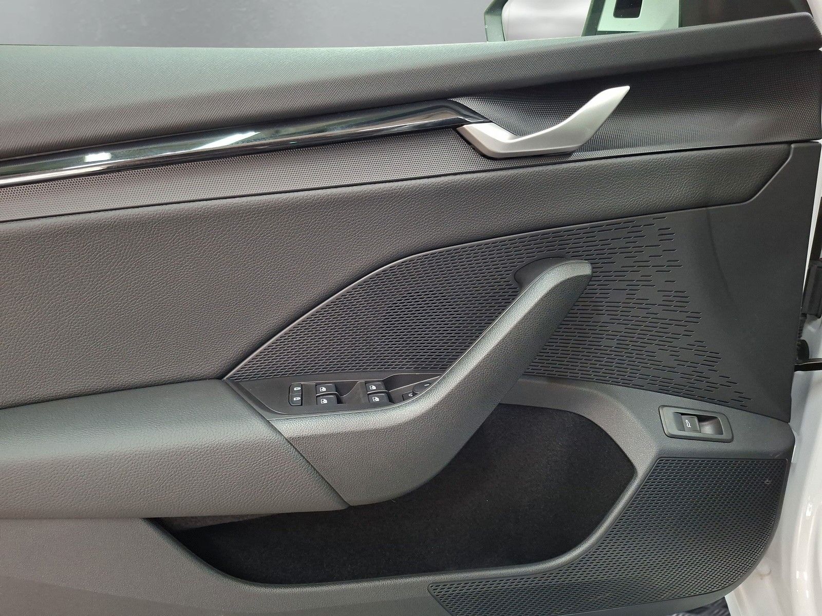 Fahrzeugabbildung SKODA Octavia Combi 1.5TSI eHeck ACC AHK 5J.Gar.Side
