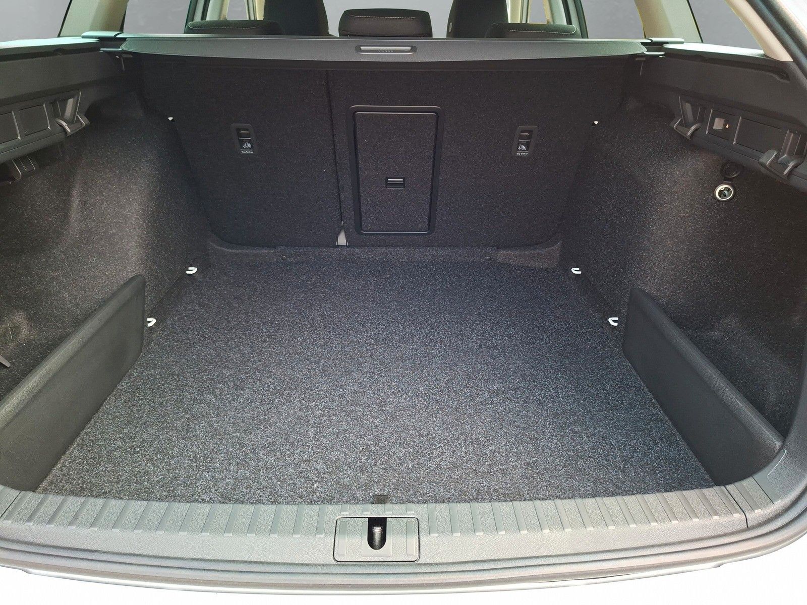 Fahrzeugabbildung SKODA Octavia Combi 1.5TSI eHeck ACC AHK 5J.Gar.Side