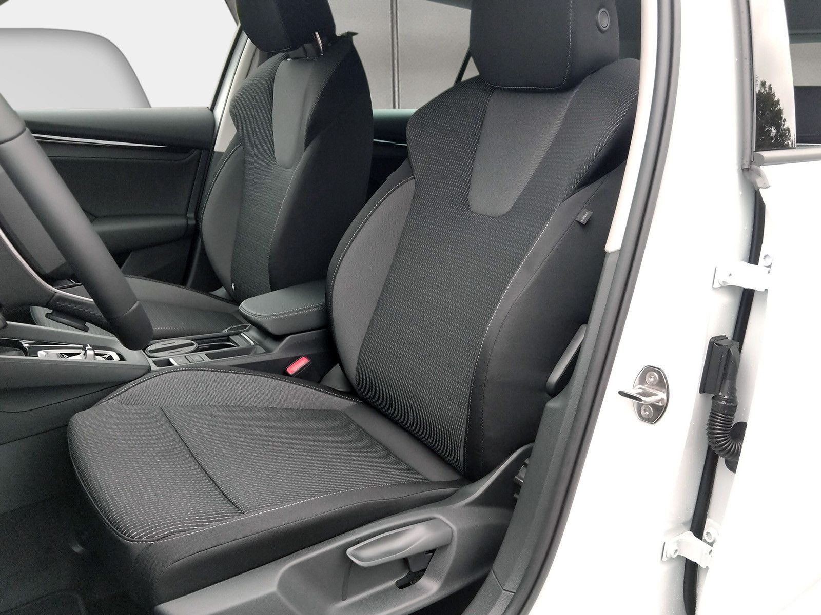 Fahrzeugabbildung SKODA Octavia Combi 1.5TSI eHeck ACC AHK 5J.Gar.Side