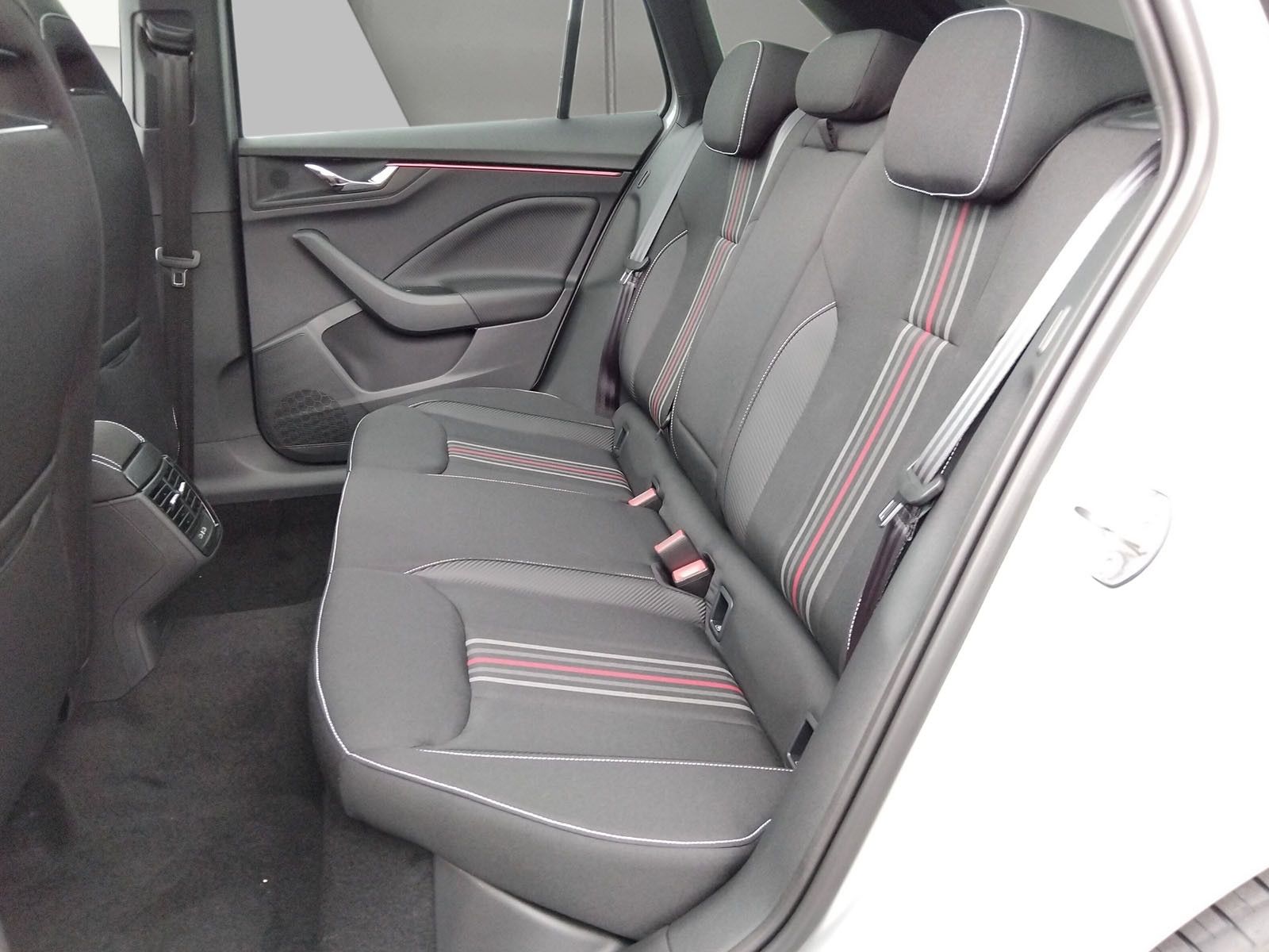 Fahrzeugabbildung SKODA Scala 1.5TSI Monte Carlo 18" AHK ACC Side Matrix