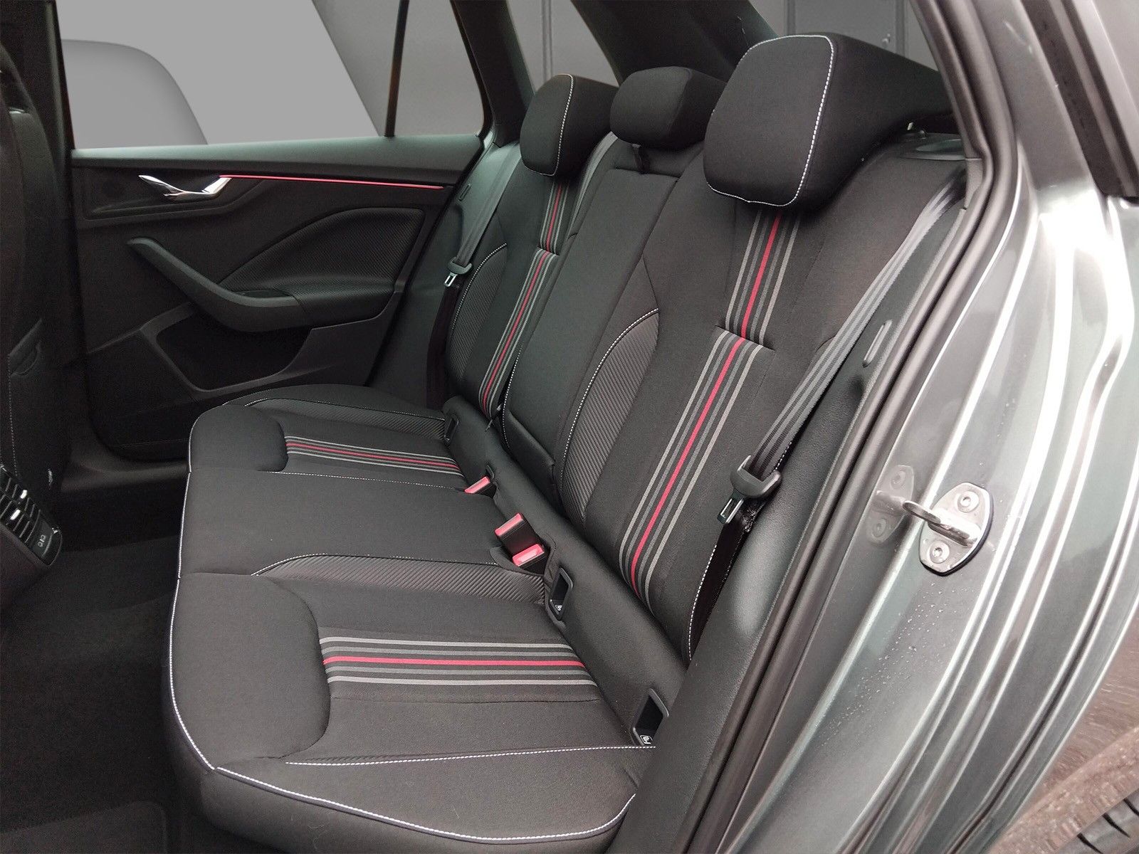Fahrzeugabbildung SKODA Kamiq 1.5TSI Monte Carlo Pano Matrix ACC SideAHK