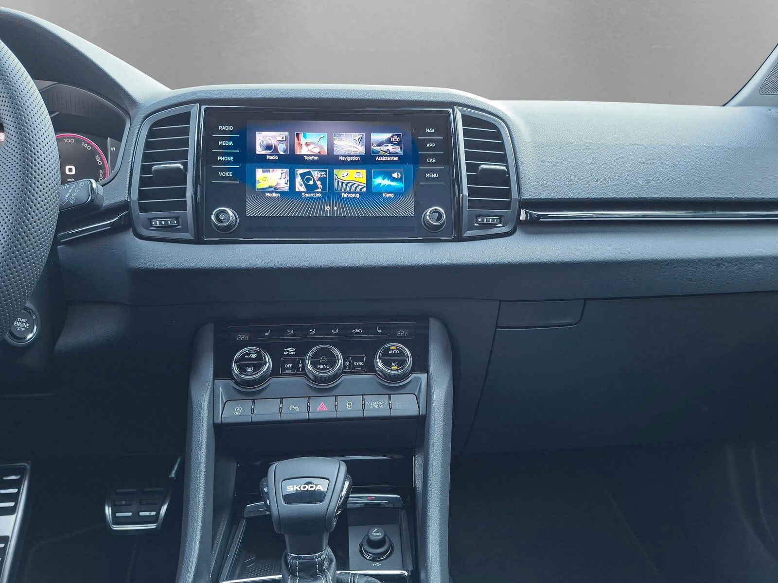 Fahrzeugabbildung SKODA Karoq 1.5 TSI Sportline Pano AHK Matrix 19" Side