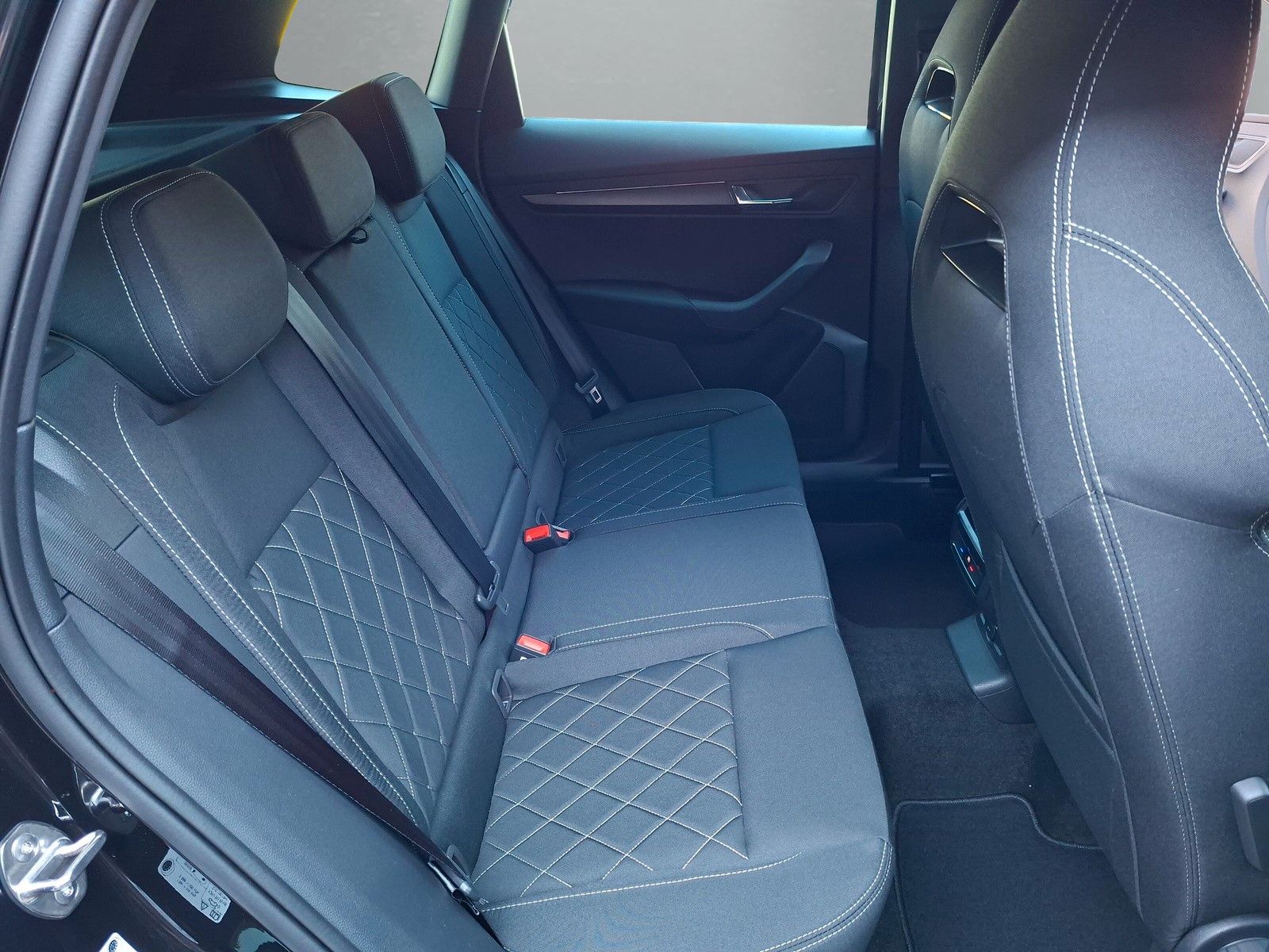 Fahrzeugabbildung SKODA Karoq 1.5 TSI Sportline Pano AHK Matrix 19" Side