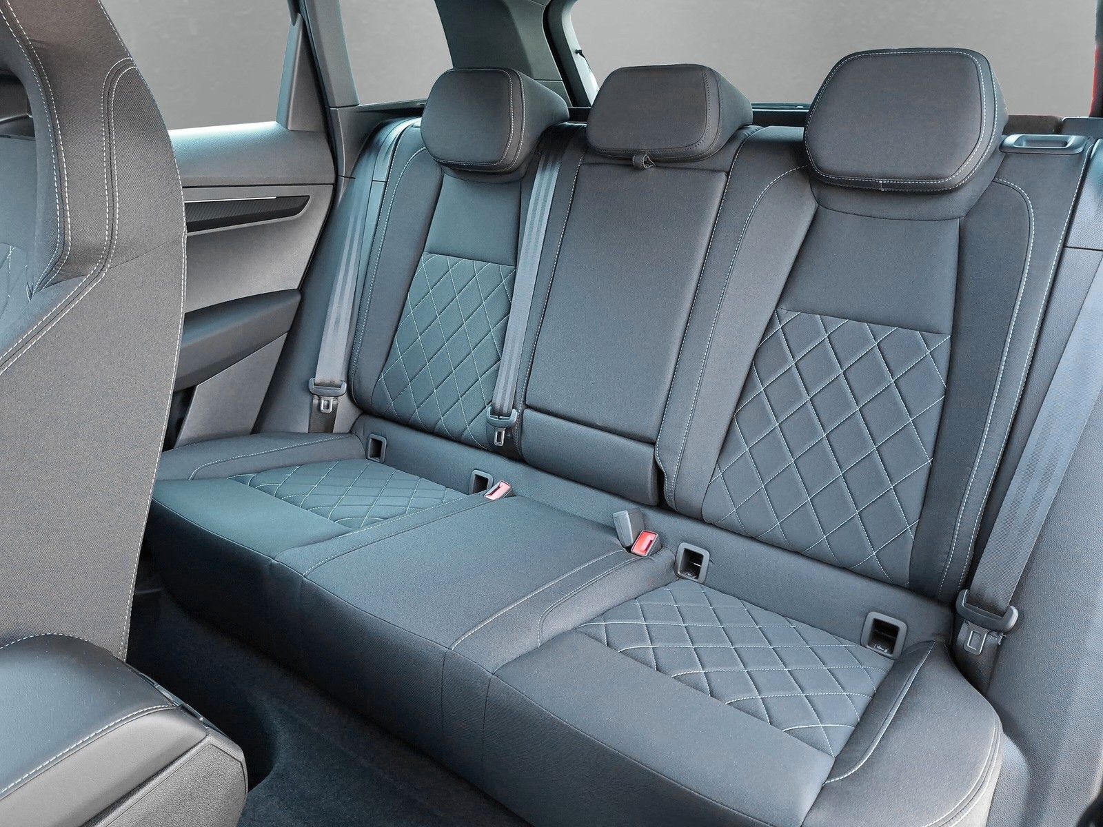 Fahrzeugabbildung SKODA Karoq 1.5 TSI Sportline Pano AHK Matrix 19" Side
