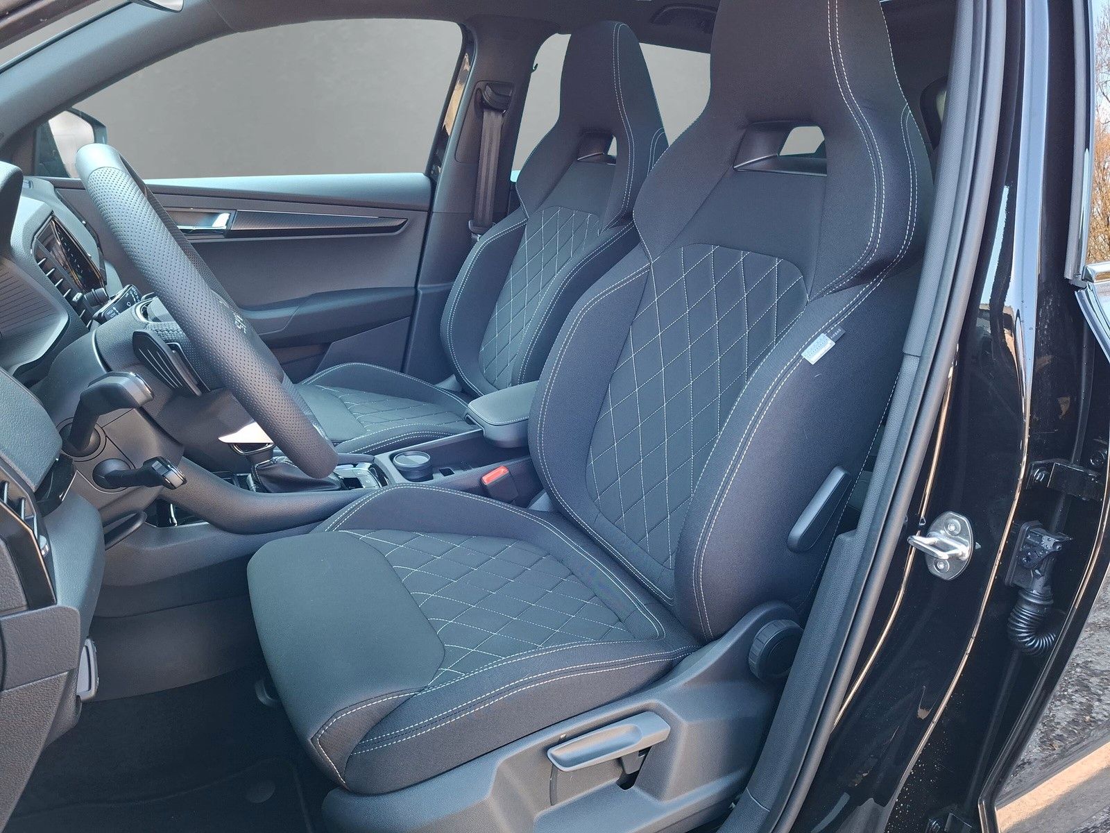 Fahrzeugabbildung SKODA Karoq 1.5 TSI Sportline Pano AHK Matrix 19" Side