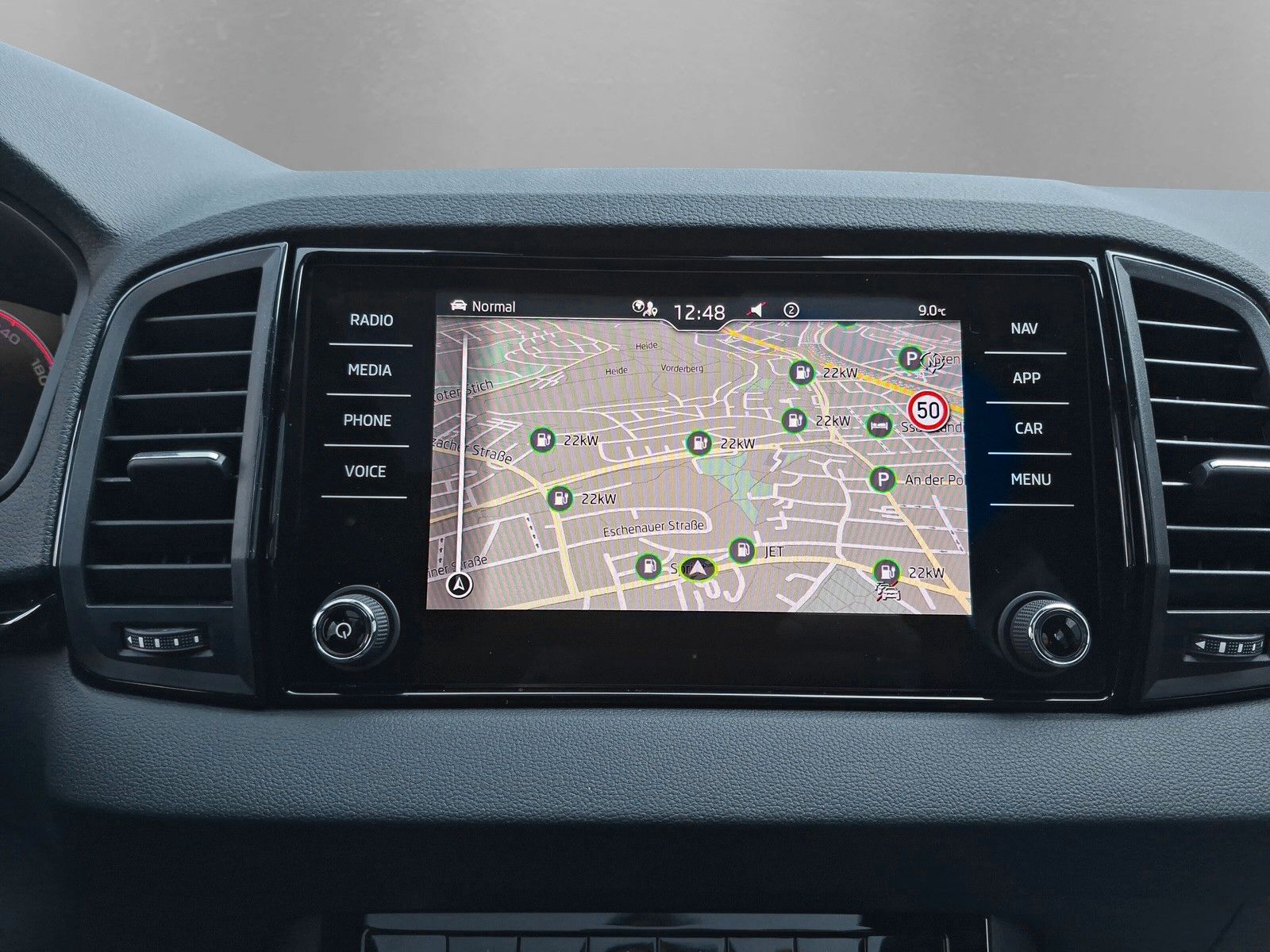 Fahrzeugabbildung SKODA Karoq 1.5 TSI Sportline Pano AHK Matrix 19" Side