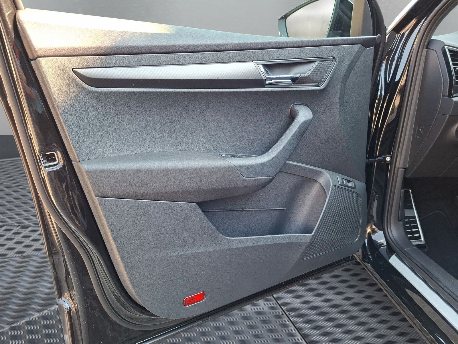 Fahrzeugabbildung SKODA Karoq 1.5 TSI Sportline Pano AHK Matrix 19" Side